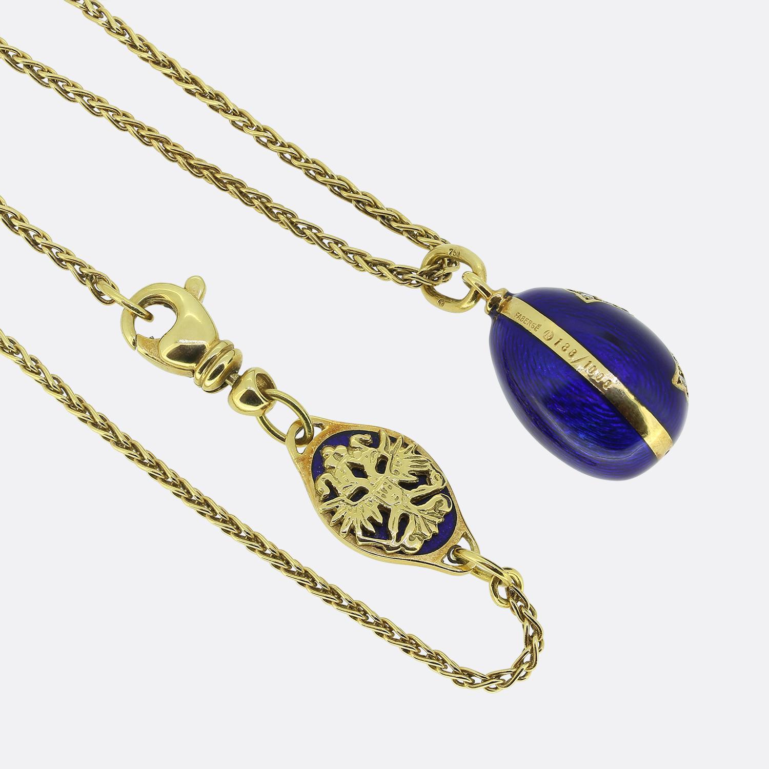 Taglio brillante Collana con ciondolo a forma di uovo in smalto e diamanti di Fabergé in vendita