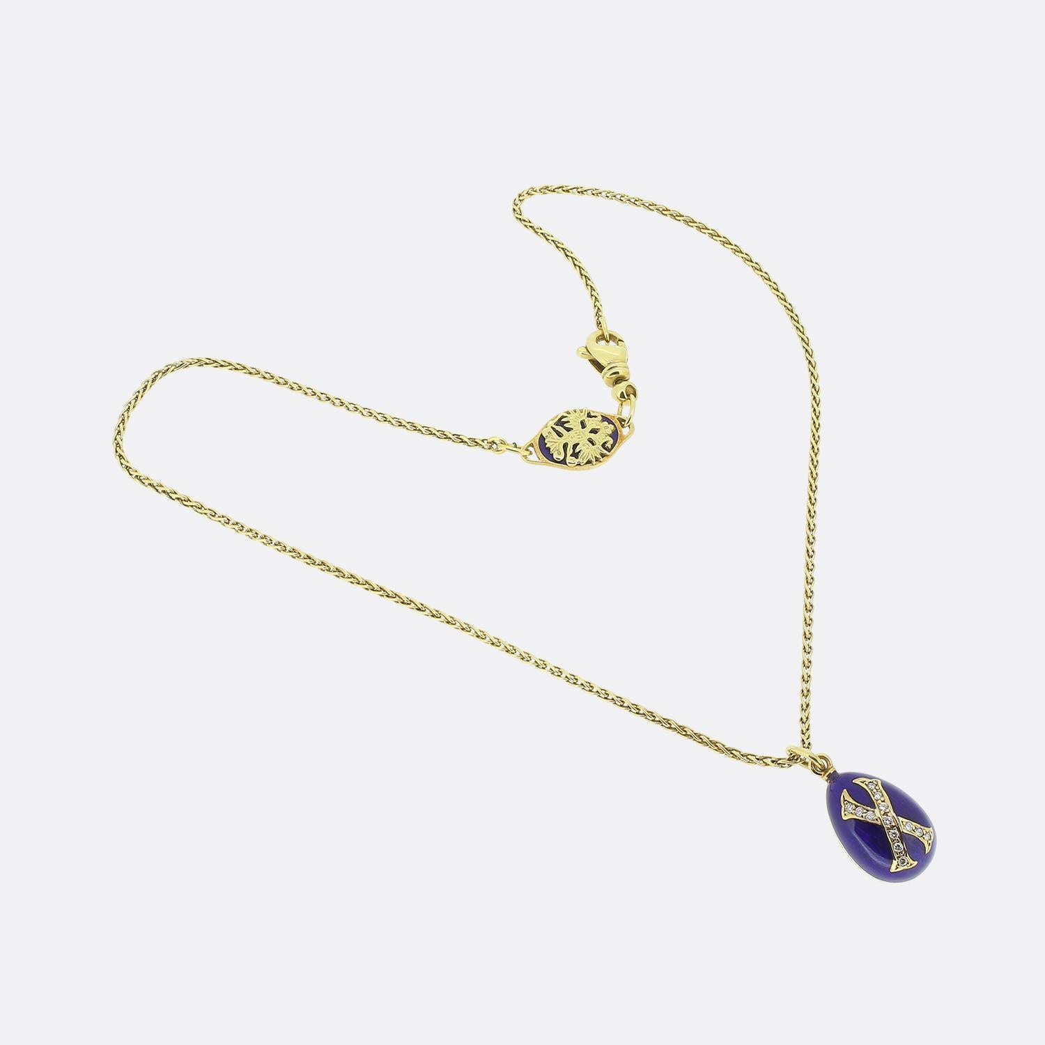 Collana con ciondolo a forma di uovo in smalto e diamanti di Fabergé In condizioni buone in vendita a London, GB