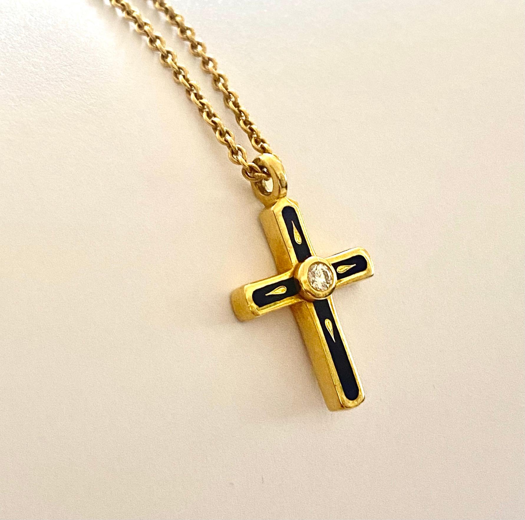 An 18K. yellow gold cross with blue enamel and a brilliant cut diamond,
signed: Fabergë
maker's mark: Victor Mayer Germany ca 2000
A yellow gold necklace with a length of 46 cm. (signed: Fabergë)
This jewel comes with the original wooden Fabergé box