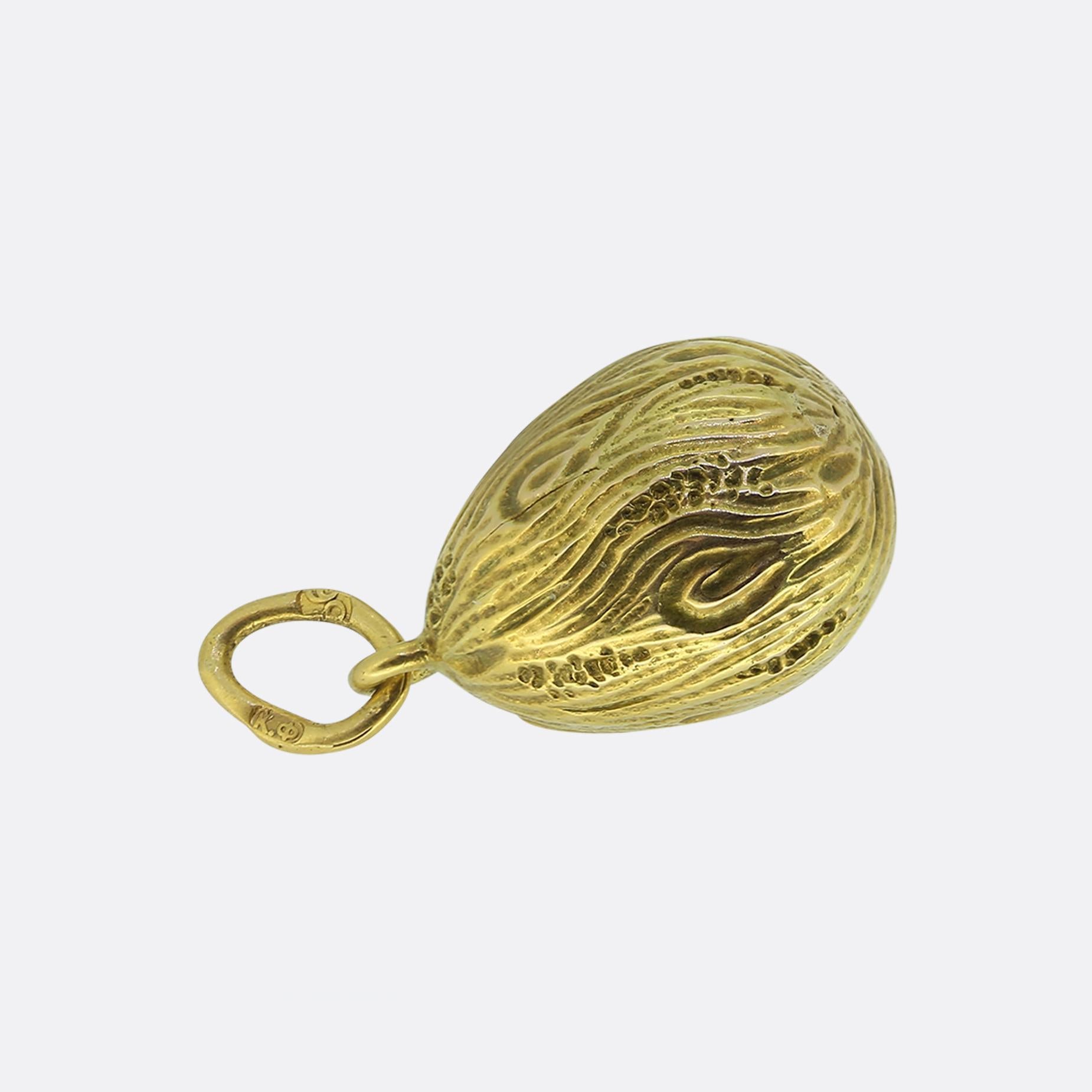 Hier haben wir einen antiken Ei-Anhänger des weltbekannten Luxusschmuckdesigners Fabergé. Dieses Schmuckstück ist aus reichhaltigem 14-karätigem Gelbgold gefertigt und weist aufwändig gravierte, wirbelnde Muster auf. Das Design zeigt eine
