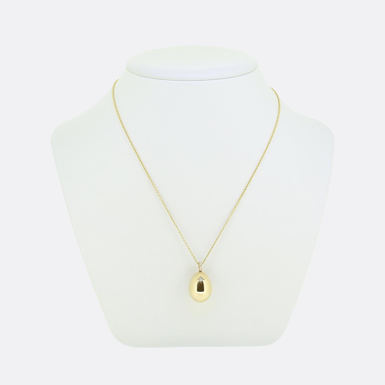 Here we have an iconic necklace from the world renowned jewellery house of Fabergé. Crafted from luxurious 18ct yellow gold, the piece features a smooth, polished, egg-shaped pendant. The pendant is adorned with a single starburst set bright white