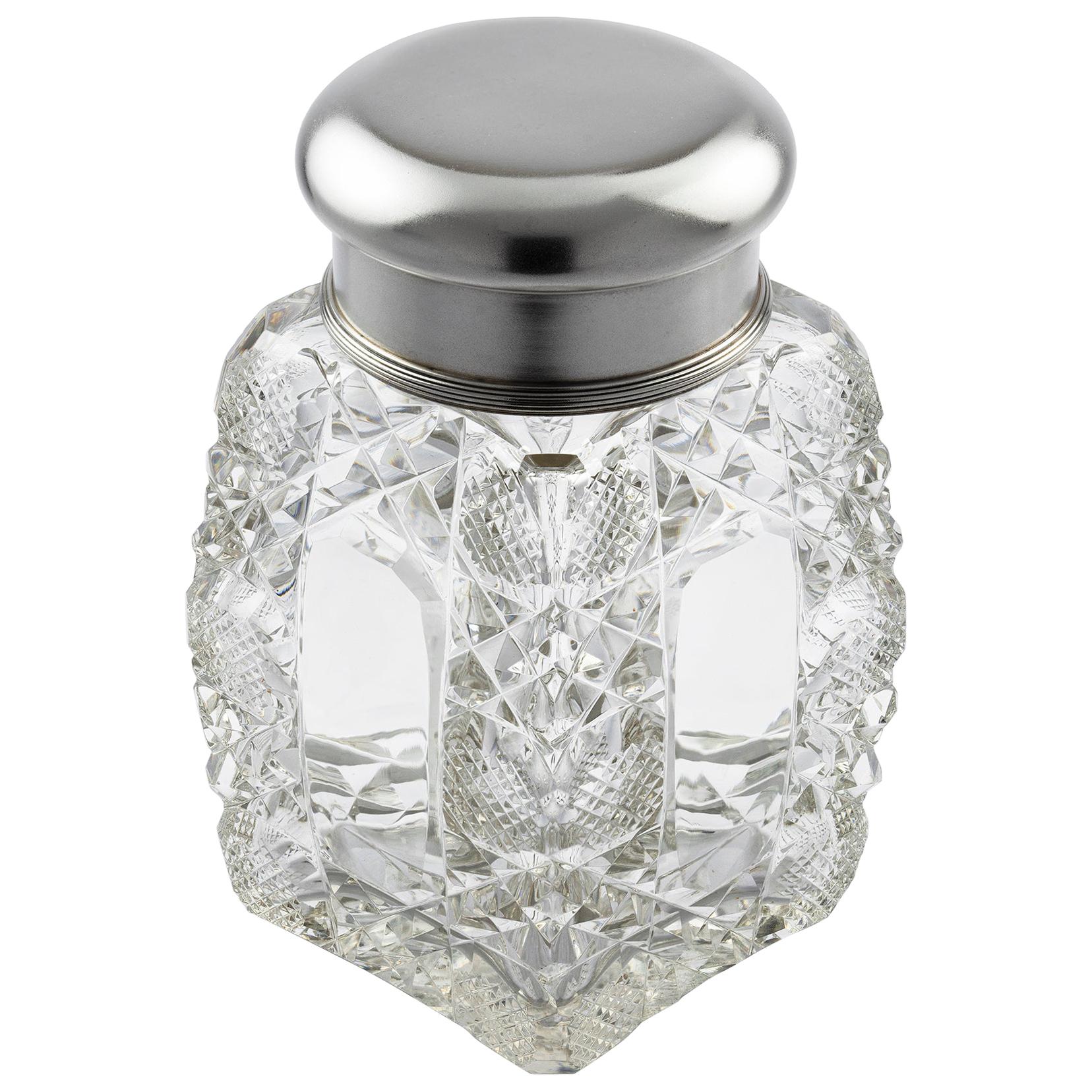Glasflasche von Fabergé mit silbernem Deckel im Angebot