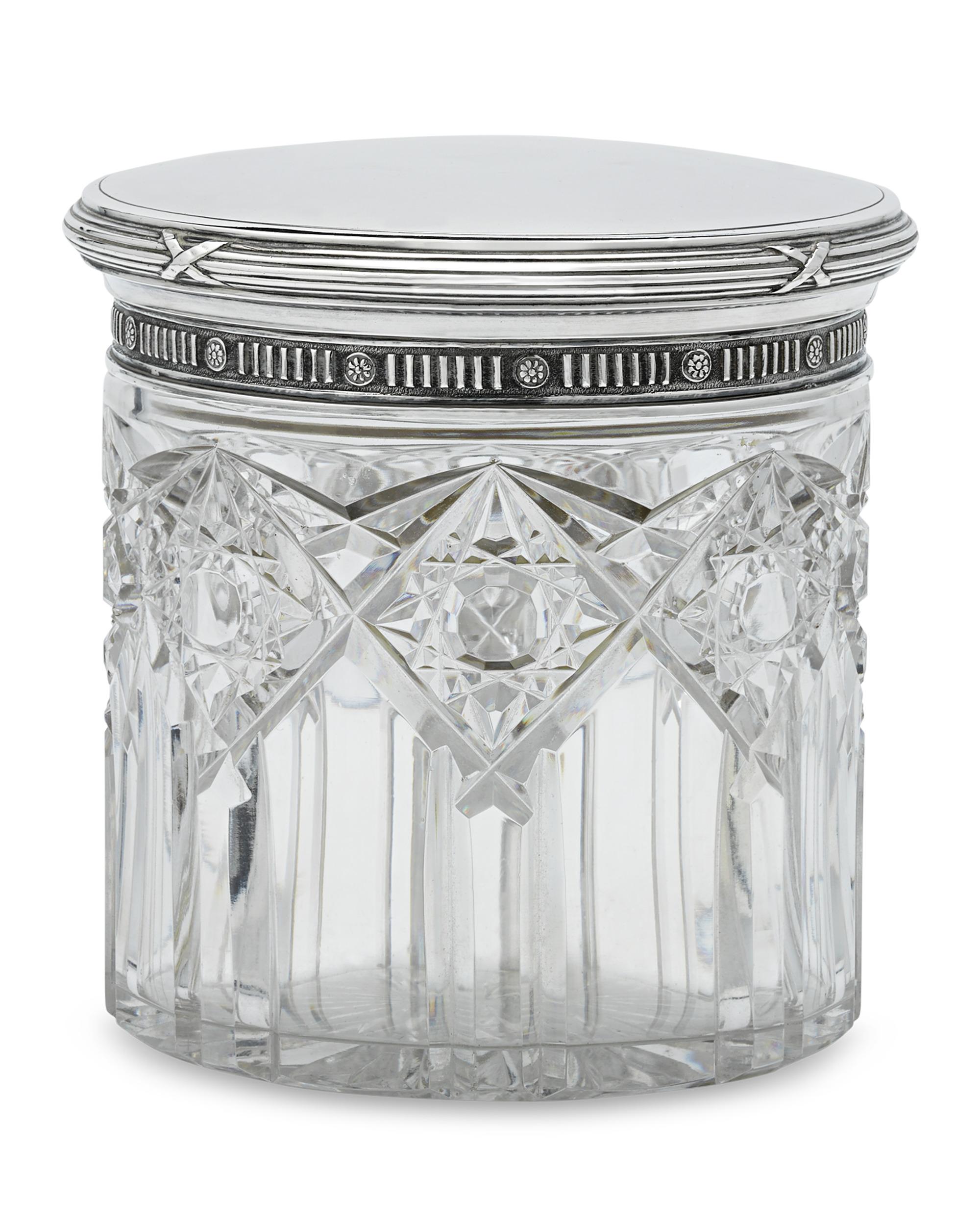 Dieses seltene, in Silber gefasste Toilettenkästchen aus geschliffenem Glas wurde vom legendären russischen Juwelier und Kunsthandwerker Peter Carl Fabergé gefertigt. Die runde, geschliffene Glasbox weist ein Prismenmuster und geometrische