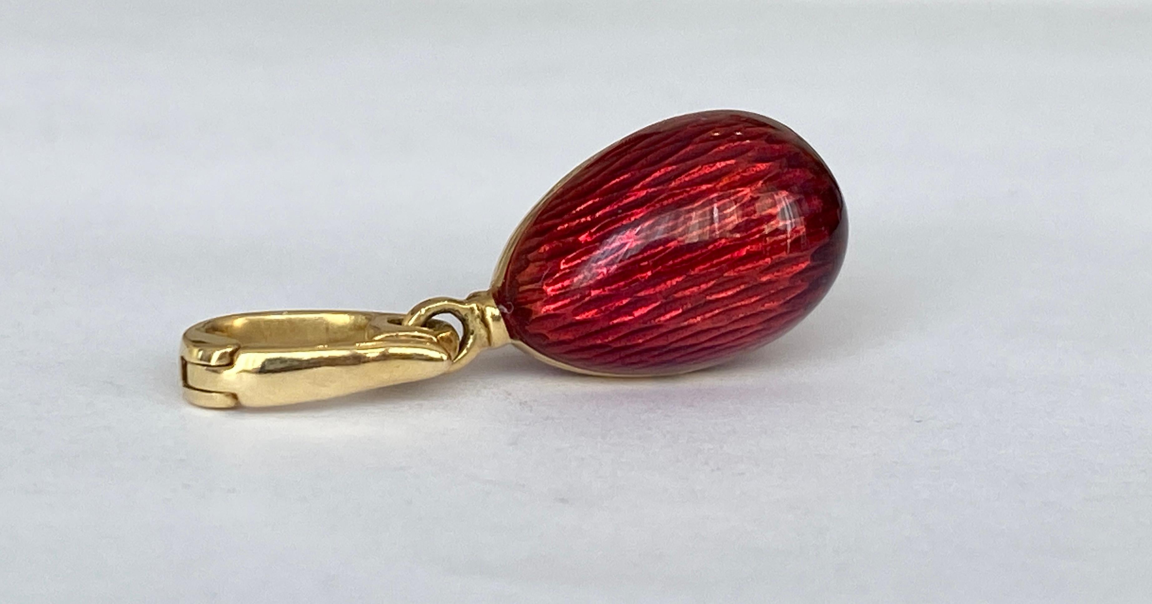 Angeboten Faberge Egg Anhänger Clip ein tiefes Rot, Guilloche-Emaille und Gelbgold ca.: 26,5 x 10 mm. 18K Gold, Signatur Fabergé 335/500  Viktor Mayer Logo. Die Emaille auf der einen Seite ist leicht abgenutzt.
Gewicht  3,9 g 

Nachdem ich einige