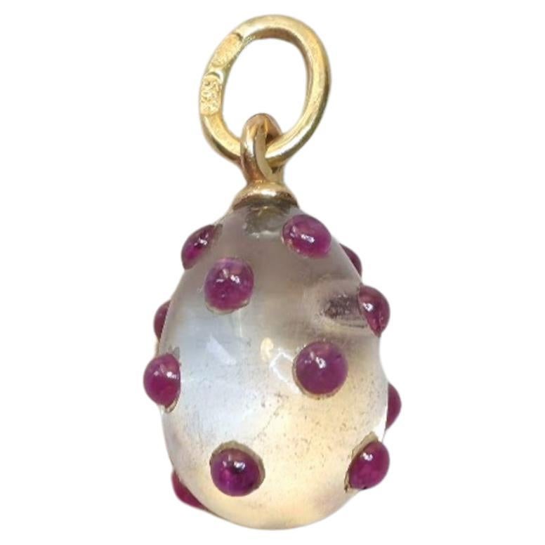 Colgante huevo de cristal de roca y rubíes montado en oro Fabergé de Henrik Wigström