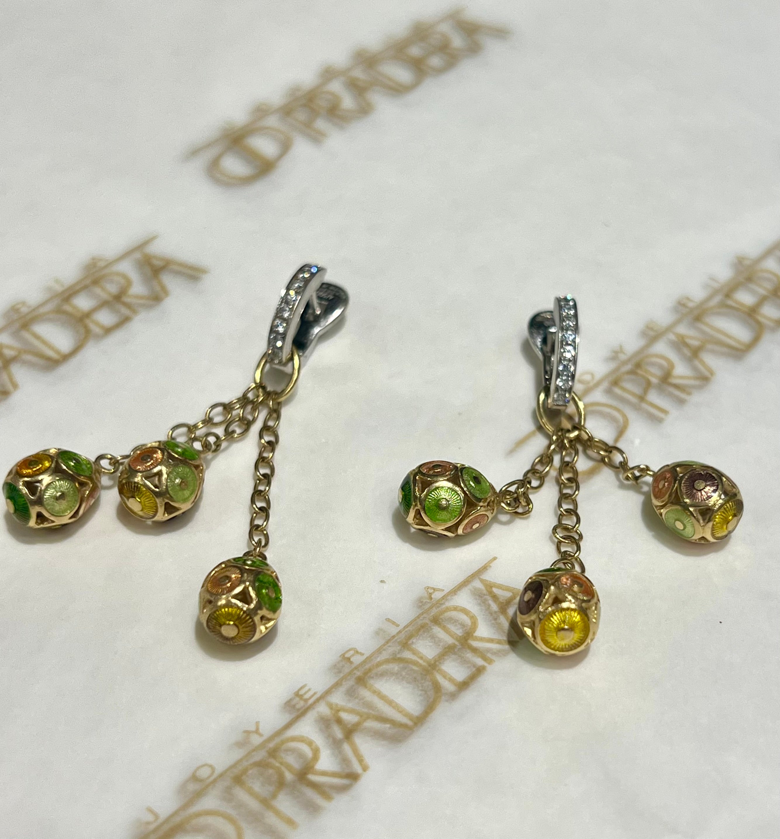 Contemporaneo Uova pendenti in smalto Fabergé Guilloche in  Orecchini in oro 18K e diamanti in vendita
