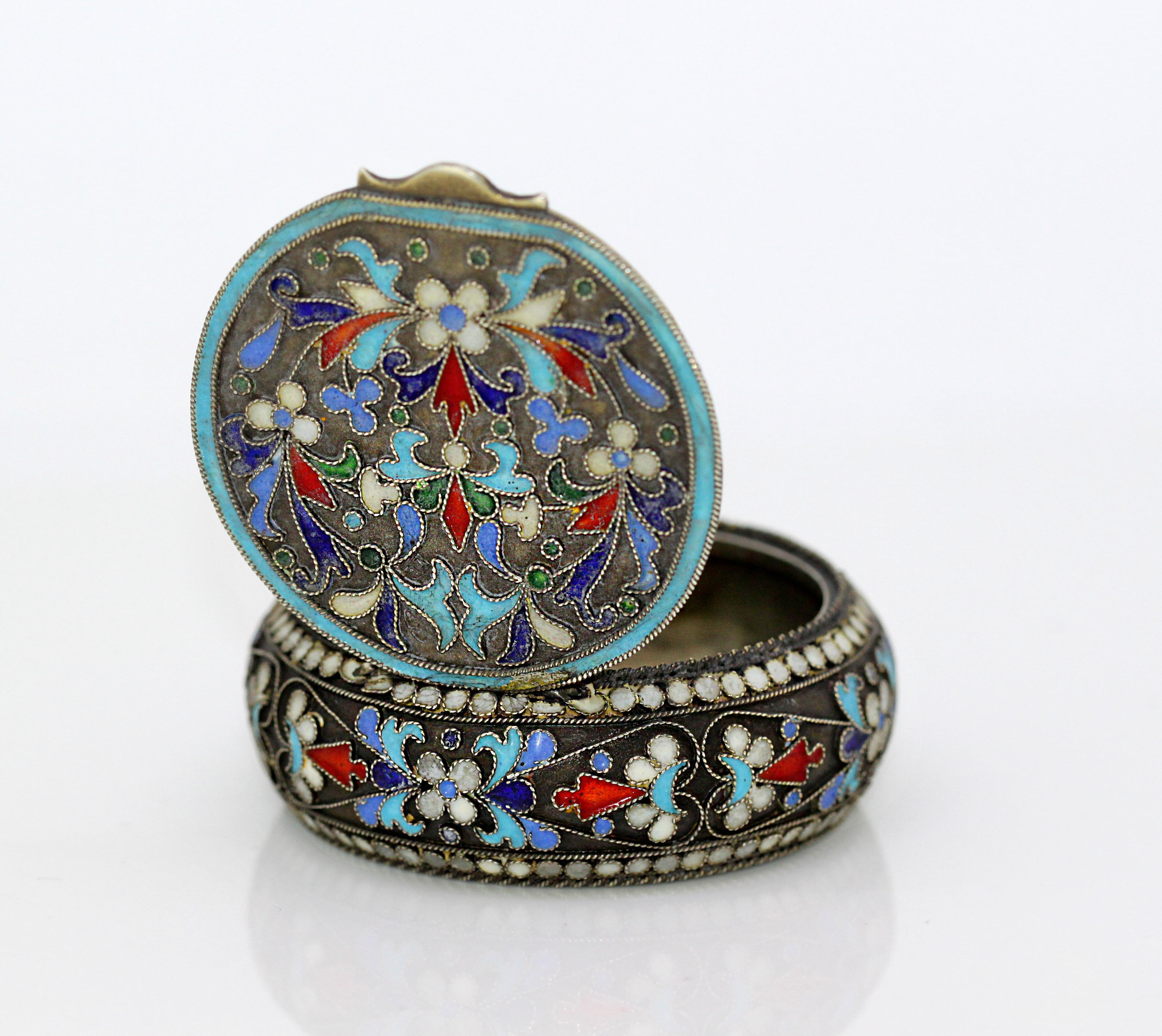 Fabergé 'Hjalmar Armfelt - ЯА' Russian Silver and Cloisonne Enamel Pill Box In Good Condition In Braintree, GB