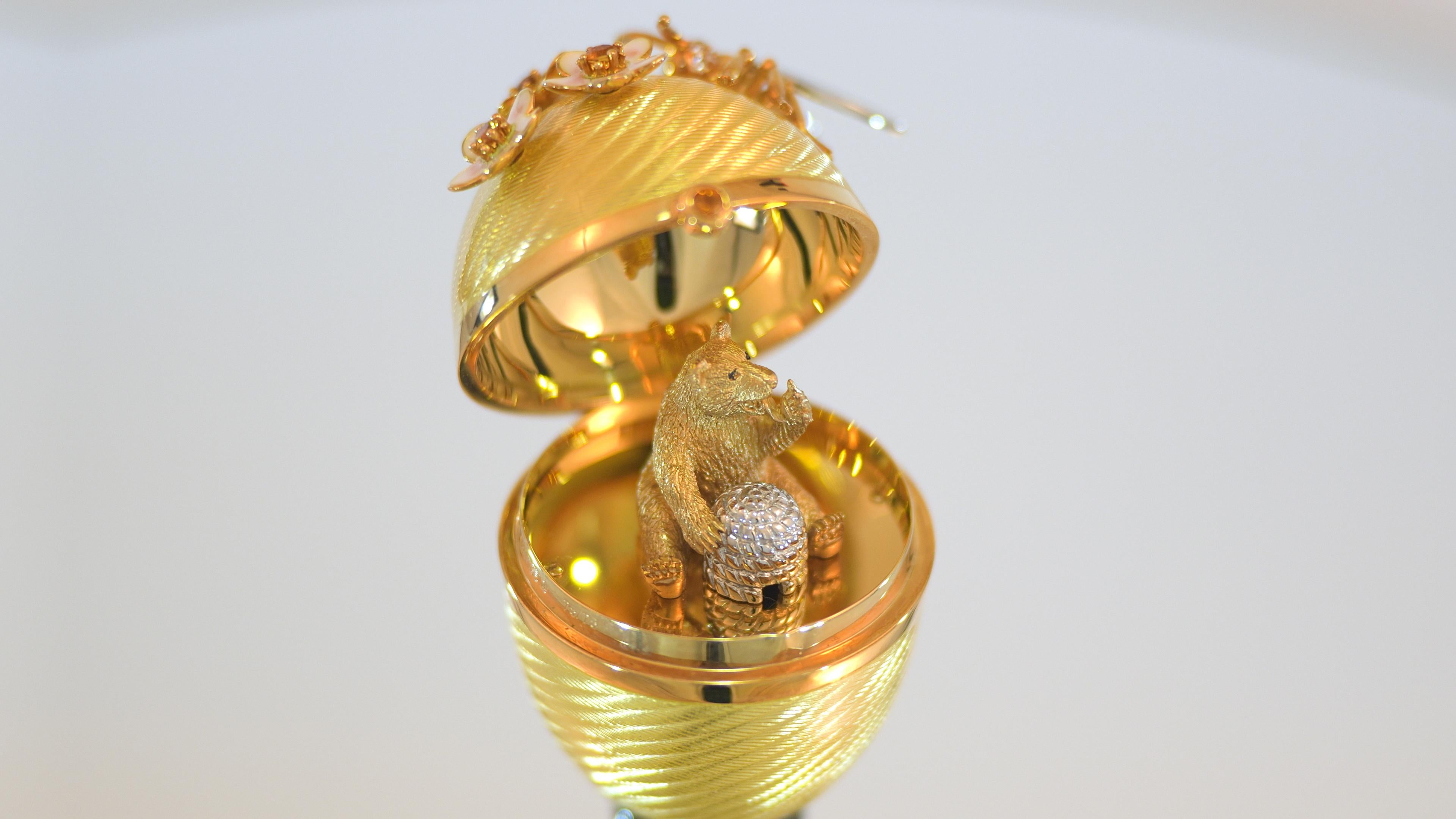 Fabergé Honey Bear-Egg, 18k Gold, Gold Enamel, Diamonds, Smoky Quartz, Citrines In Excellent Condition For Sale In Pforzheim, DE