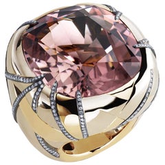 Fabergé, bague épaisse en or 18 carats avec tourmaline rose 52 carats et diamants « Illumination »