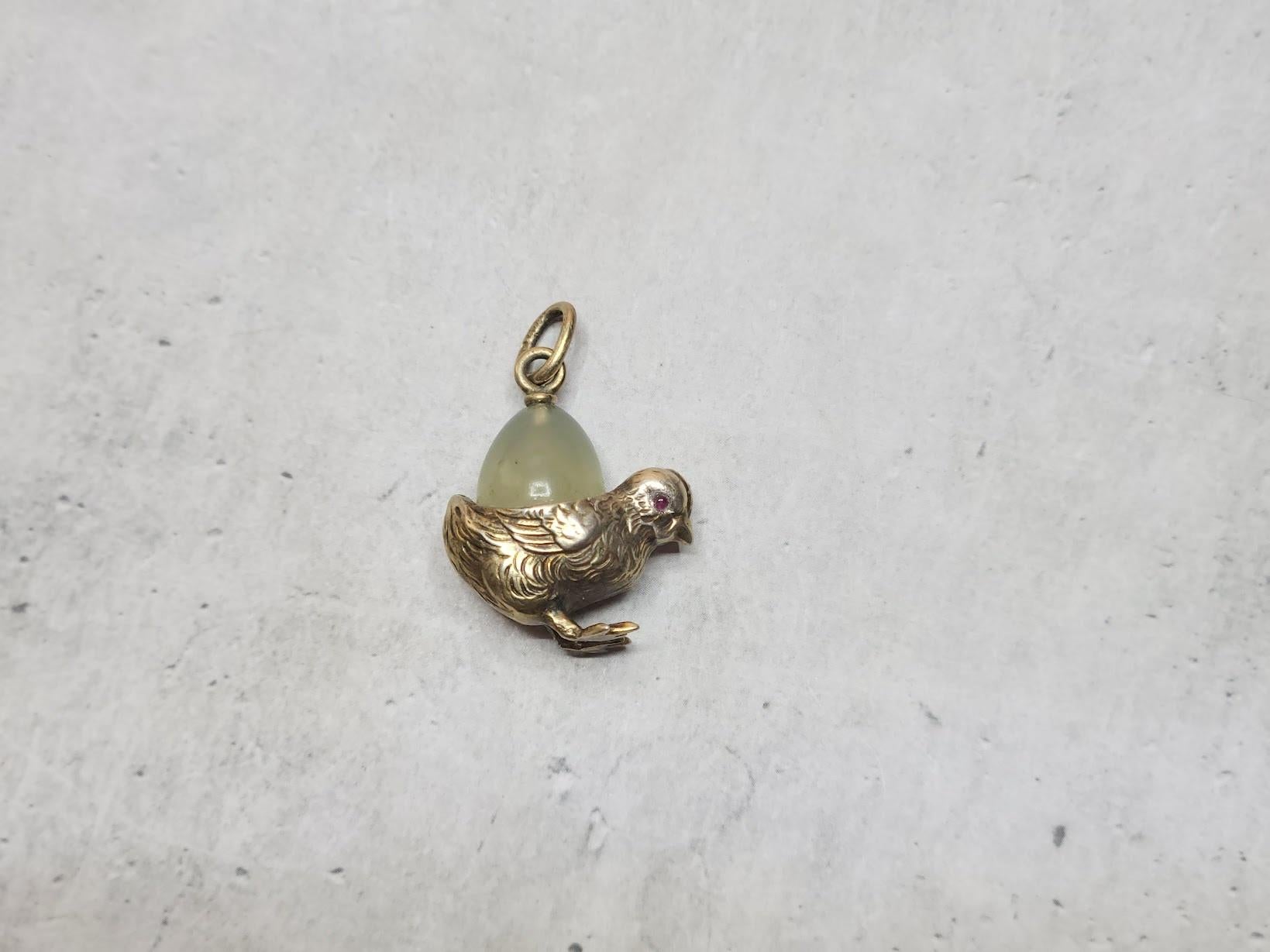 A fabulous quality, genuine antique Imperial egg pendant charm!

We present a fabulous egg pendant in the form of a miniature gilt silver chick charming and detailed and a gorgeous droplet of pure natural chrysoprase, a sandy sea green color that's
