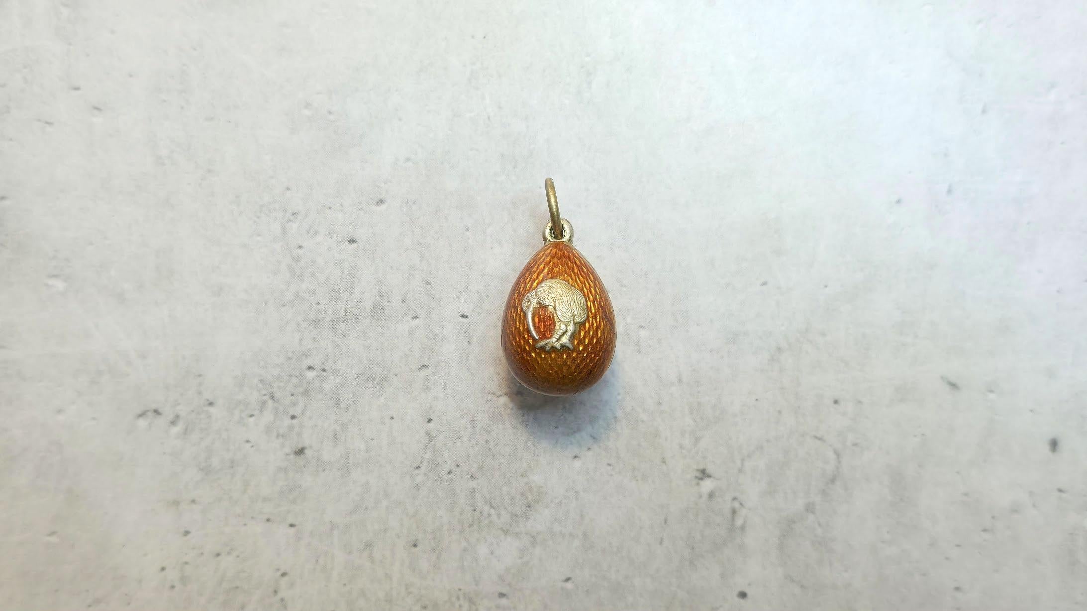 Un pendentif en forme d'œuf en argent doré, émaillé de guillochis orange et orné d'un adorable oiseau kiwi en relief a été fabriqué à Saint-Pétersbourg, dans l'Empire russe, à la fin du XIXe siècle ou au début du XXe siècle.

Alfred Jewell a été un