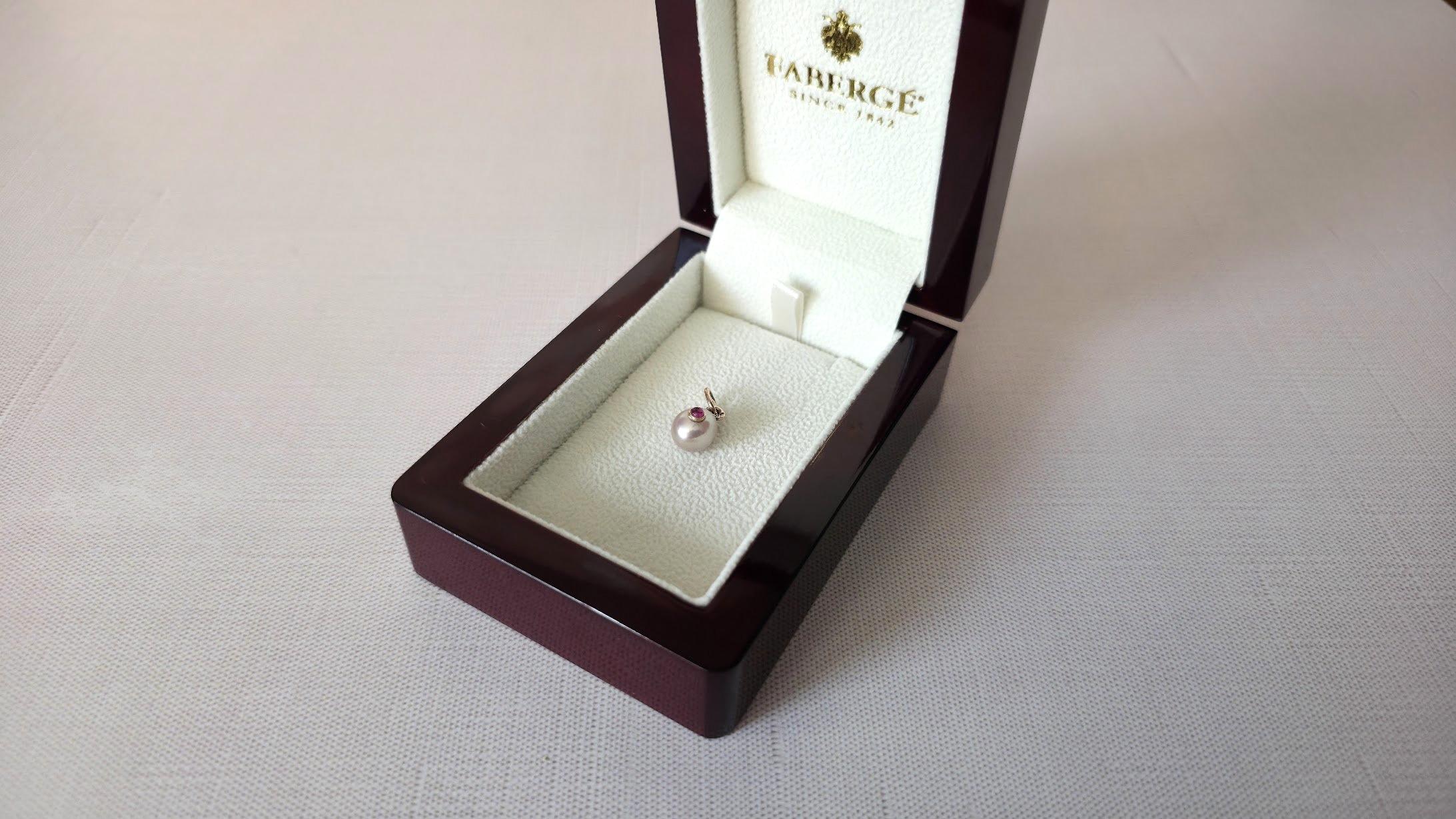 Femenino o masculino Colgante Fabergé Imperial Pearl Ruby Gold Egg de Henrik Wigström en venta