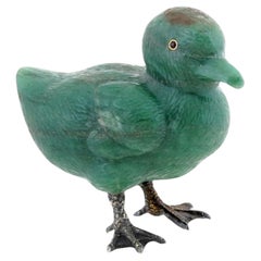 Anatroccolo imperiale russo di nefrite Fabergé con occhi di granato e marchi d'argento