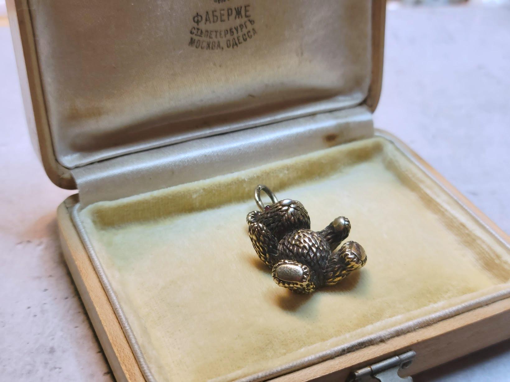 Fabergé - Pendentif ours en peluche en argent impérial doré, maître d'œuvre August Holmström en vente 5