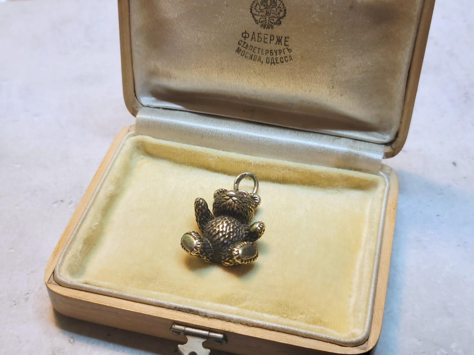 Fabergé - Pendentif ours en peluche en argent impérial doré, maître d'œuvre August Holmström en vente 6