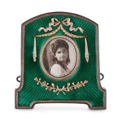 Marco inspirado en Fabergé de esmalte verde y plata dorada
