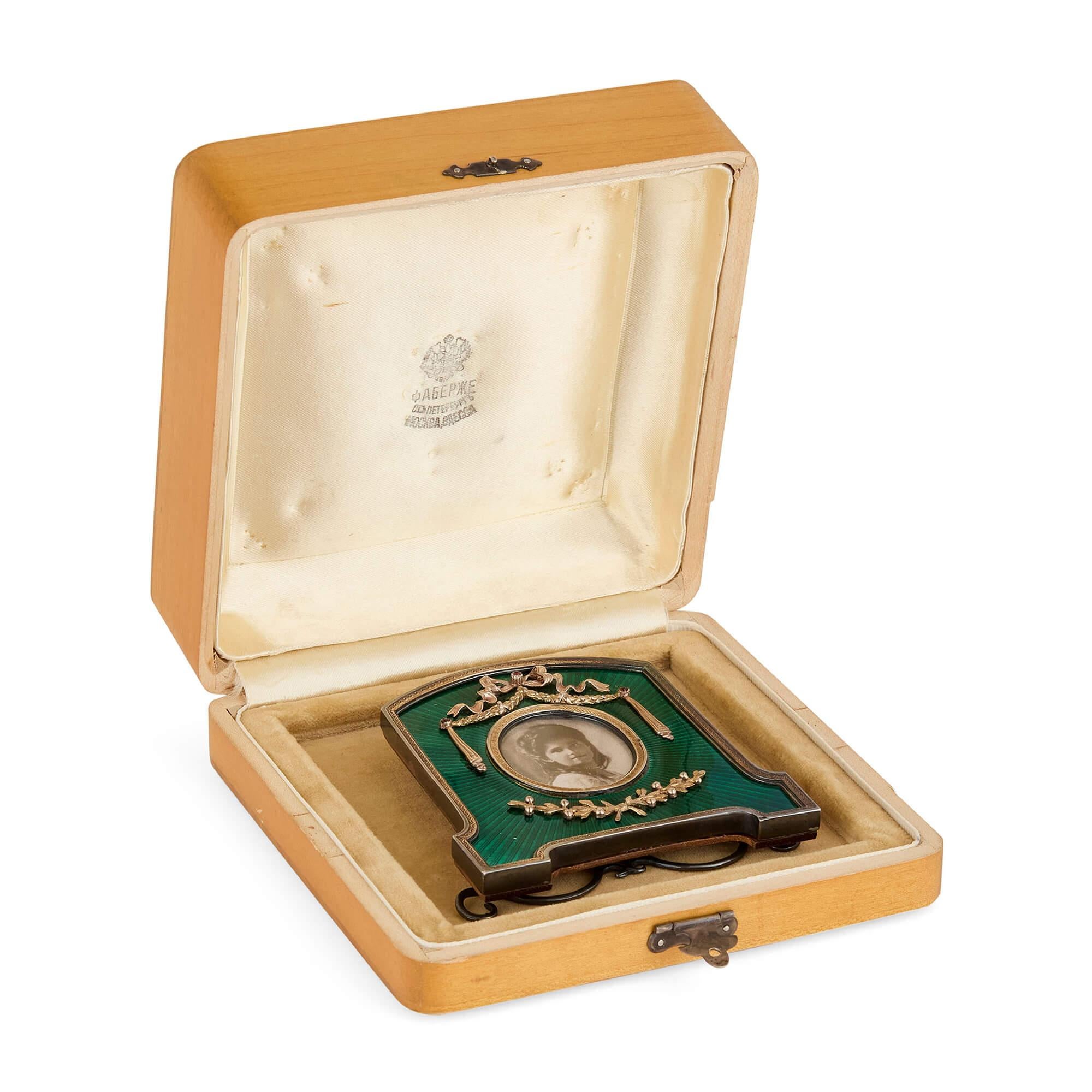 Européen Cadre-photo en émail vert et en vermeil inspiré de Fabergé en vente