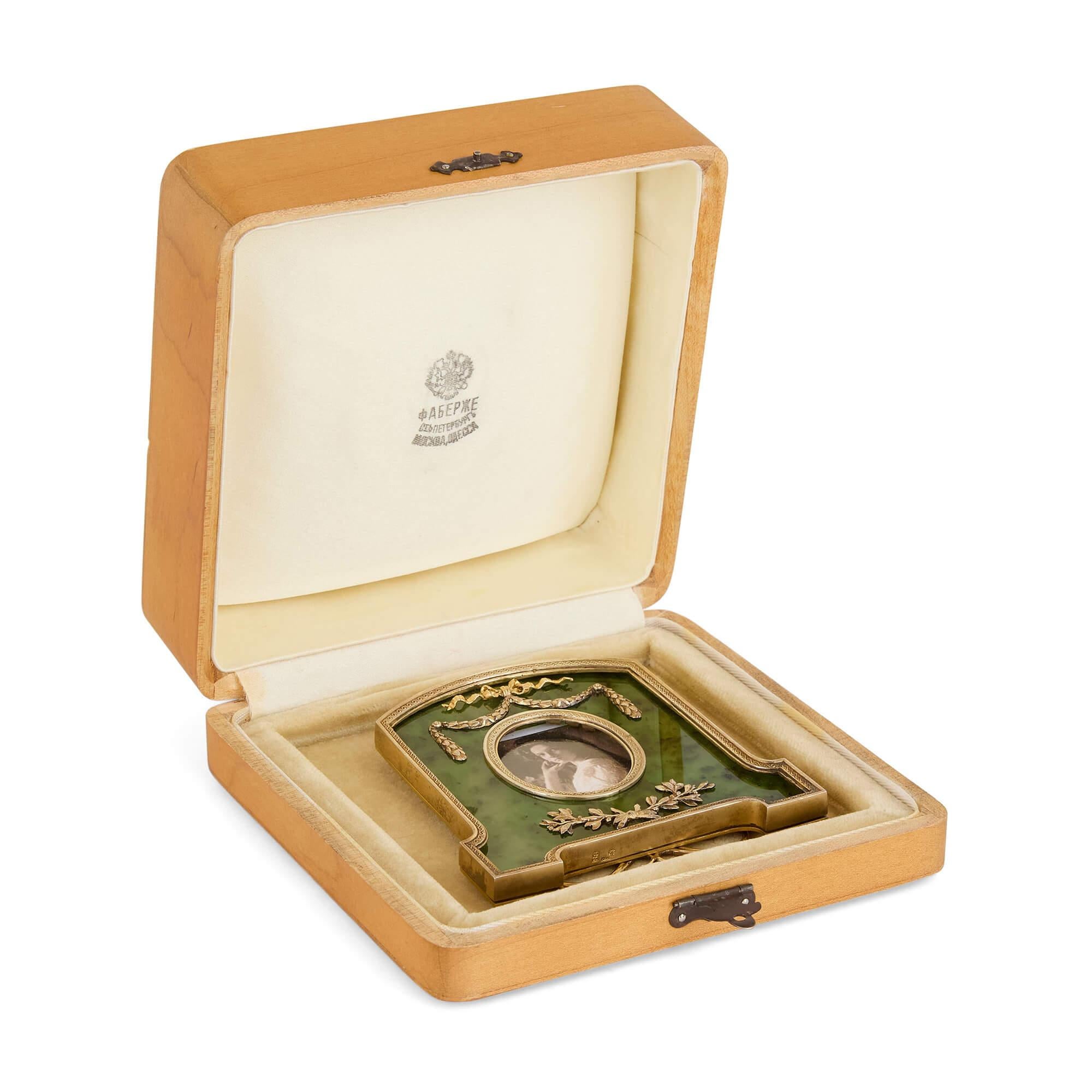 Marco de fotos de nefrita y vermeil inspirado en Fabergé Tallado en venta
