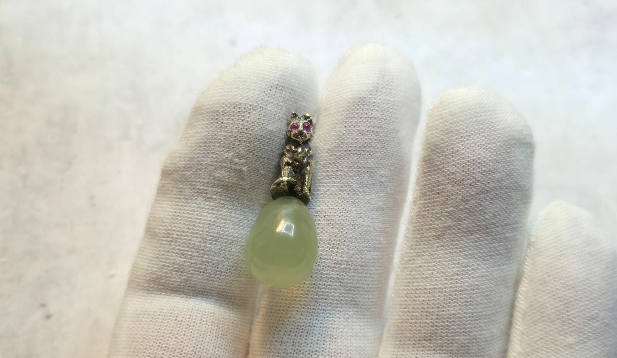 Colgante Fabergé Julius Rappoport Huevo de Bowenita con Gato de Plata Dorada y Ojos de Rubí Cabujón en venta