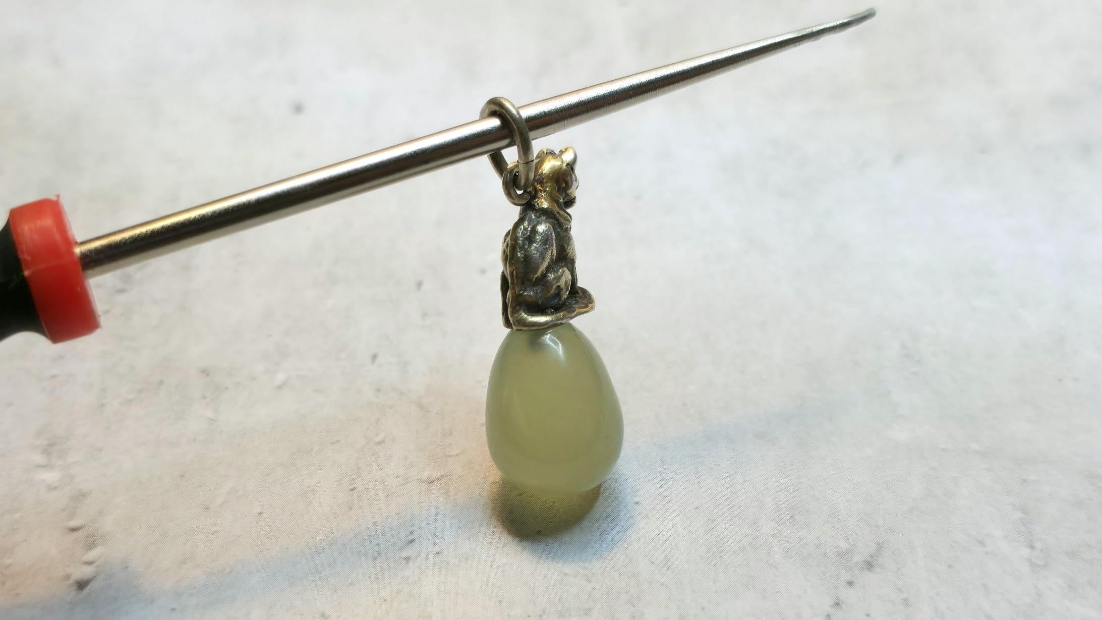 Femenino o masculino Colgante Fabergé Julius Rappoport Huevo de Bowenita con Gato de Plata Dorada y Ojos de Rubí en venta