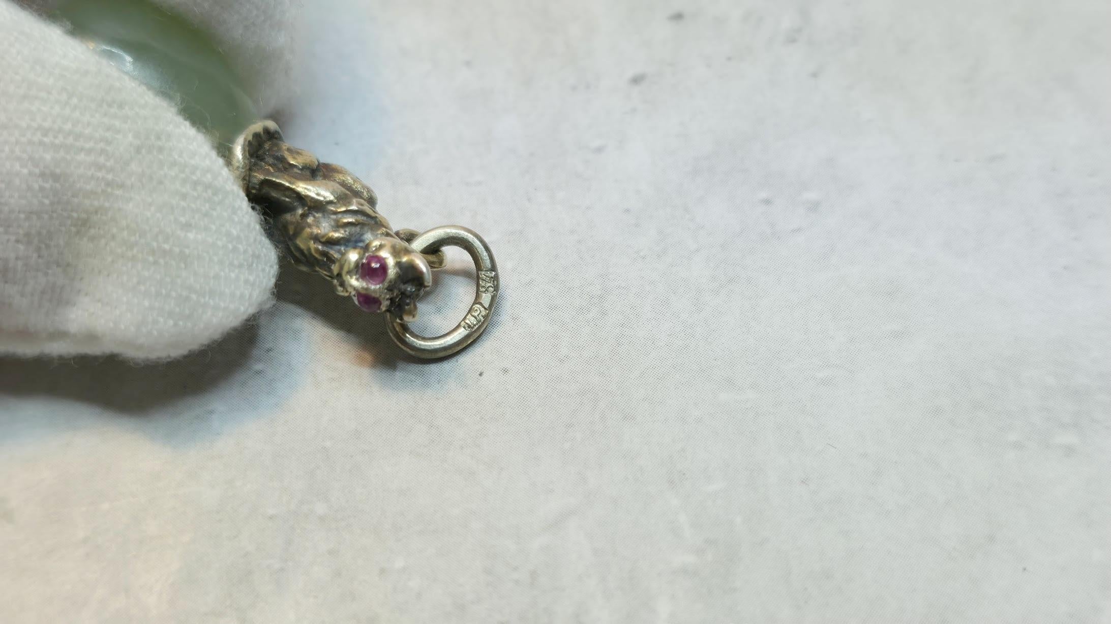 Colgante Fabergé Julius Rappoport Huevo de Bowenita con Gato de Plata Dorada y Ojos de Rubí en venta 2