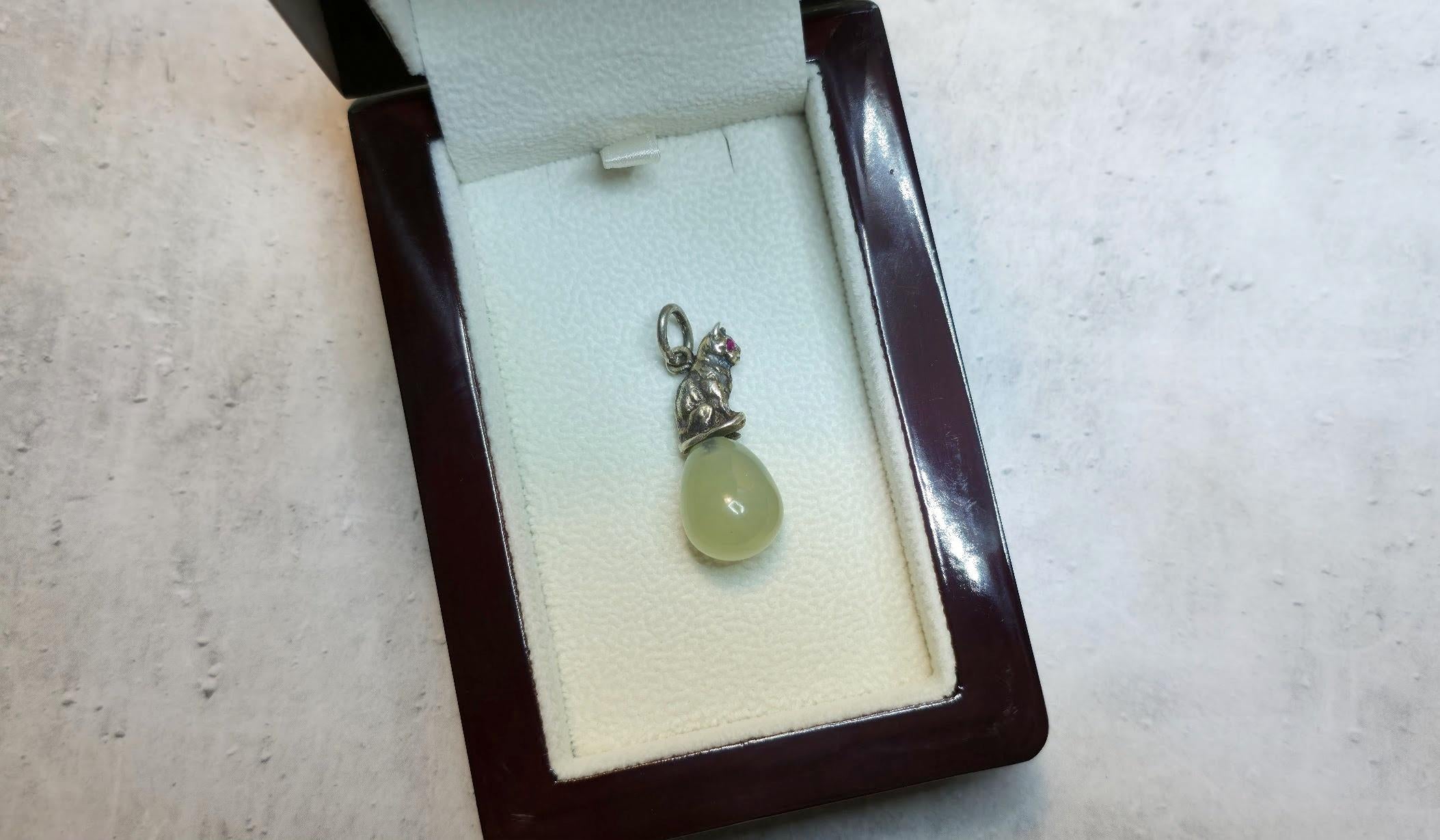Colgante Fabergé Julius Rappoport Huevo de Bowenita con Gato de Plata Dorada y Ojos de Rubí en venta 3
