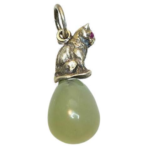Colgante Fabergé Julius Rappoport Huevo de Bowenita con Gato de Plata Dorada y Ojos de Rubí en venta