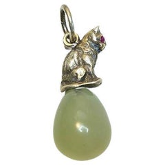 Fabergé Julius Rappoport Bowenite Egg Pendant with Gilt Silver Cat and Ruby Eyes