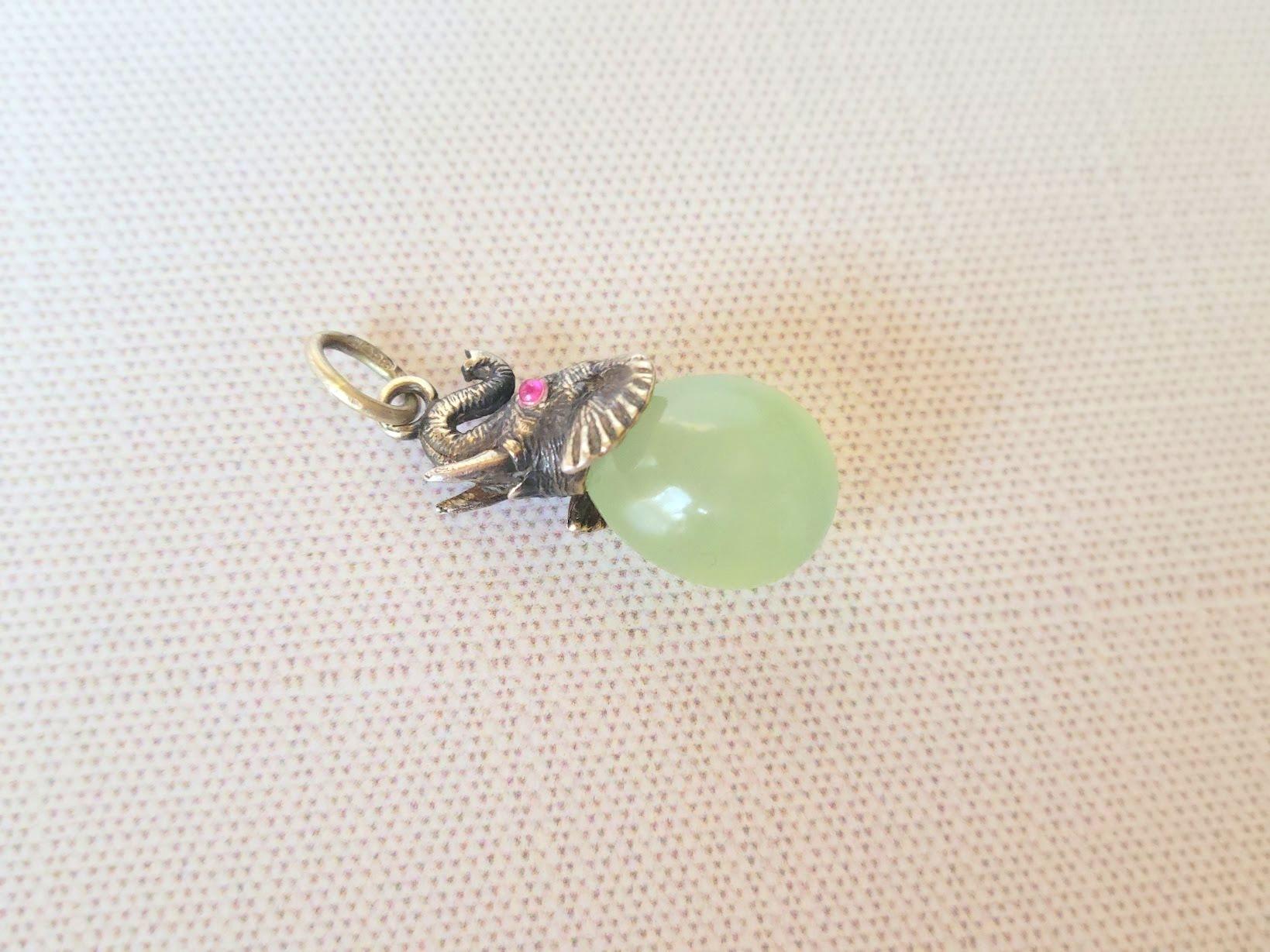 Cabochon Fabergé Julius Rappoport Ciondolo a forma di uovo di bowenite con elefante d'argento e occhi di rubino in vendita