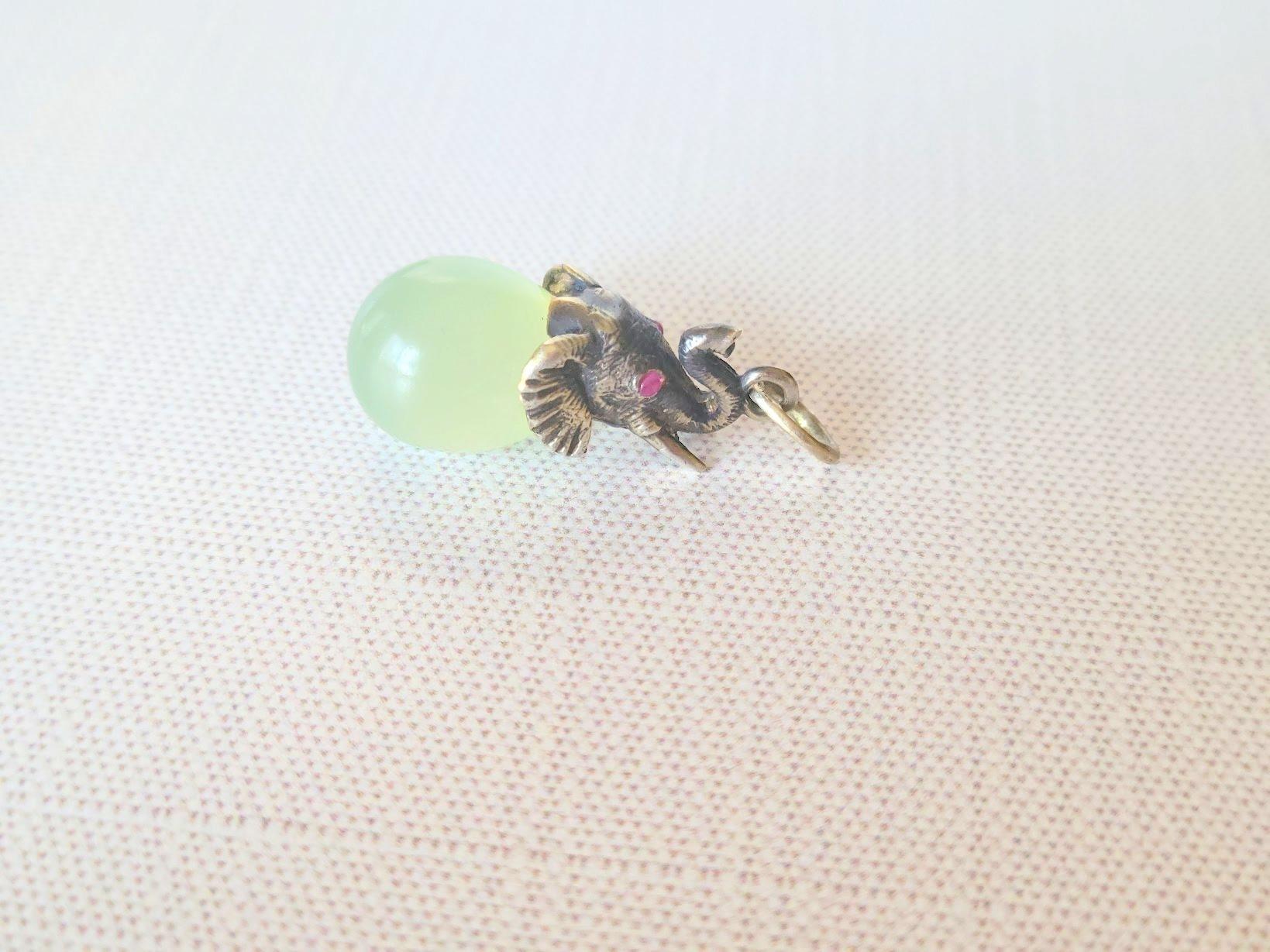 Fabergé Julius Rappoport Ciondolo a forma di uovo di bowenite con elefante d'argento e occhi di rubino In condizioni ottime in vendita a Chesterland, OH