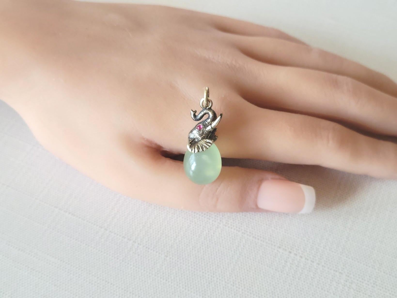 Fabergé Julius Rappoport Ciondolo a forma di uovo di bowenite con elefante d'argento e occhi di rubino in vendita 1