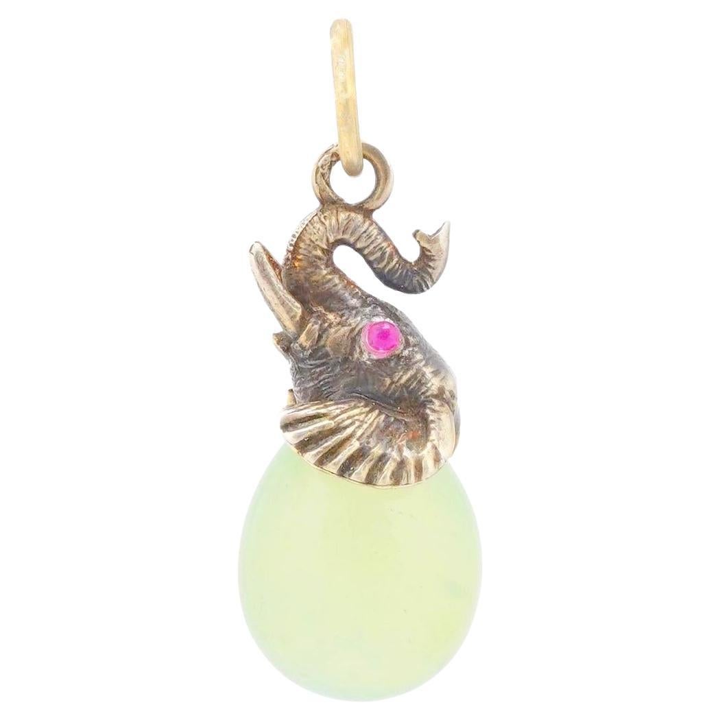 Fabergé Julius Rappoport Ciondolo a forma di uovo di bowenite con elefante d'argento e occhi di rubino in vendita