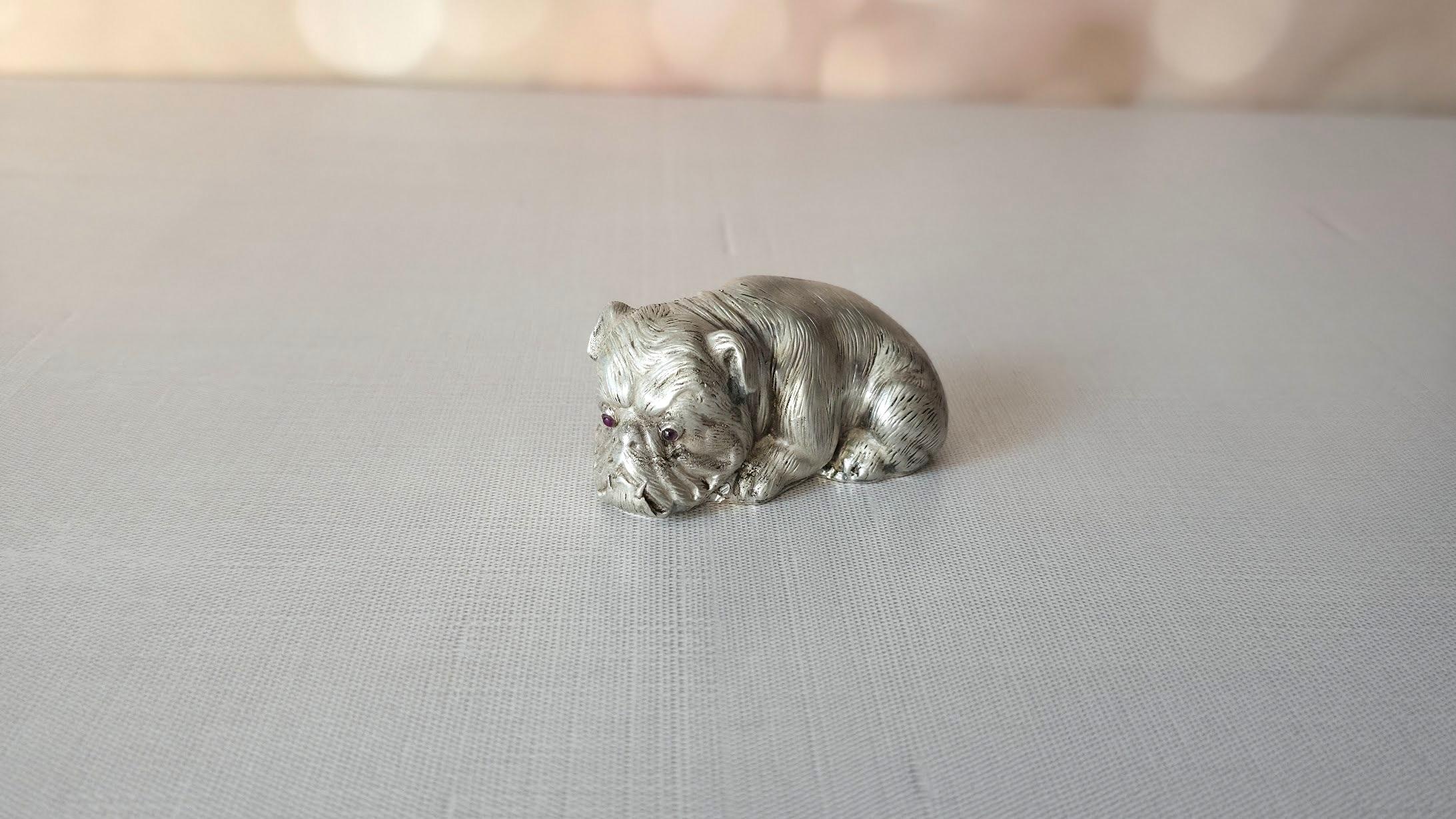 Te presentamos un simpático bulldog antiguo de plata con ojos de rubí, fabricado para la corte imperial rusa por uno de los mejores joyeros de Carl Fabergé, Julius Rappoport.
Julius Rappoport creó la mayoría de las elegantes figuras de animales de