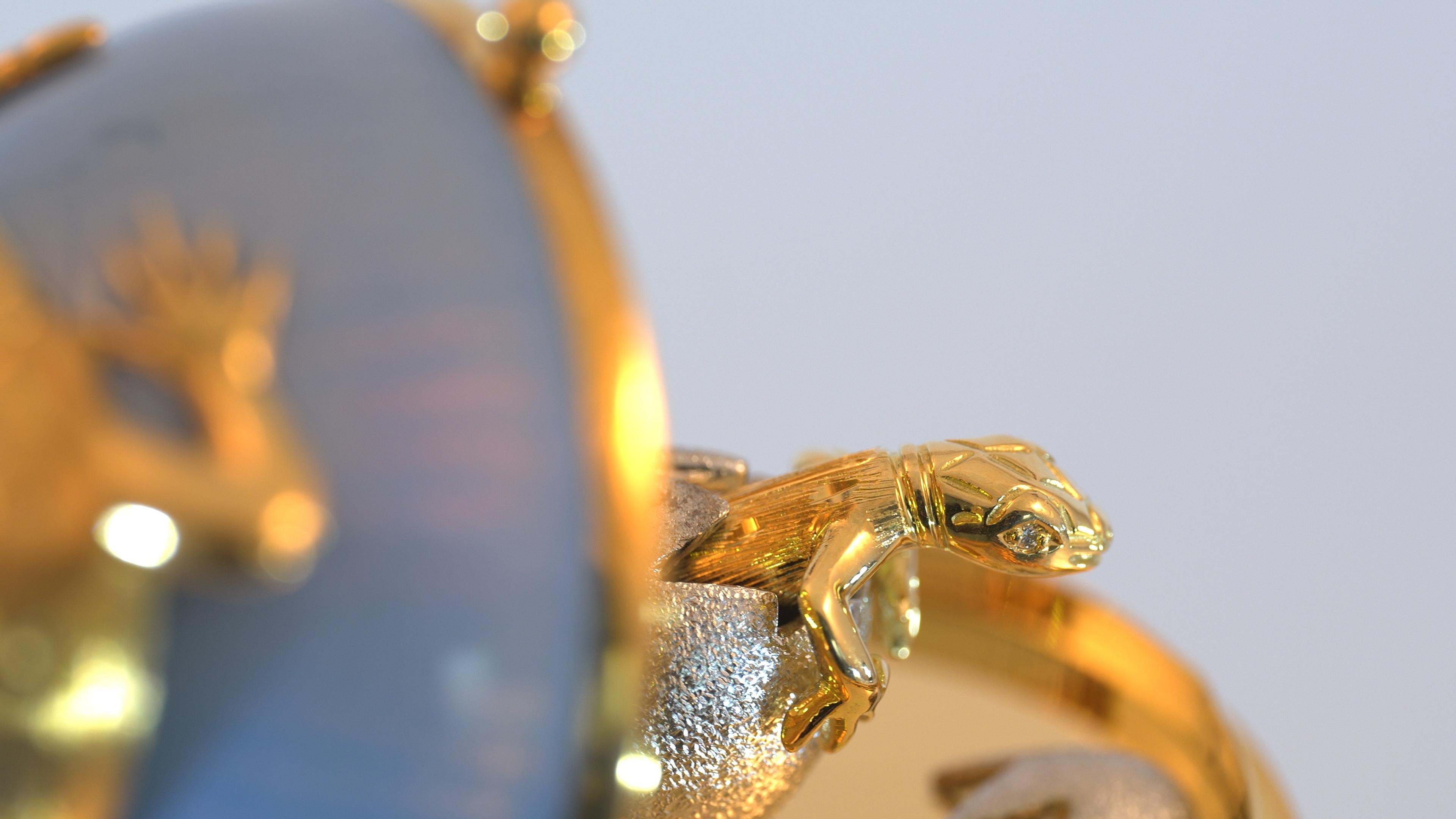 Fabergé Lizard-Egg, 18k Gold, Blue Guilloché Enamel, Diamonds, Emeralds, Lapis For Sale 4