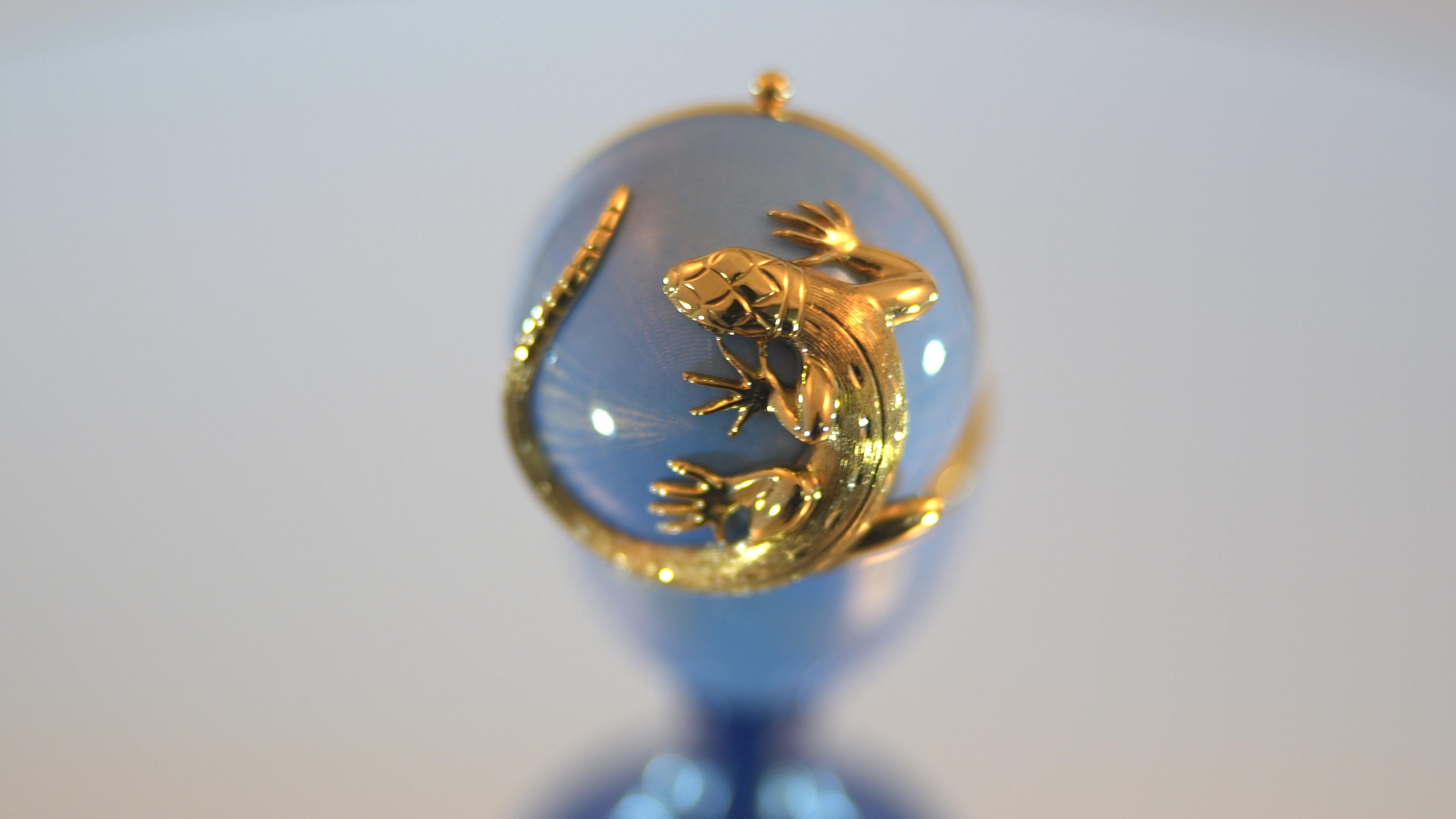 Fabergé Lizard-Egg, 18k Gold, Blue Guilloché Enamel, Diamonds, Emeralds, Lapis For Sale 5