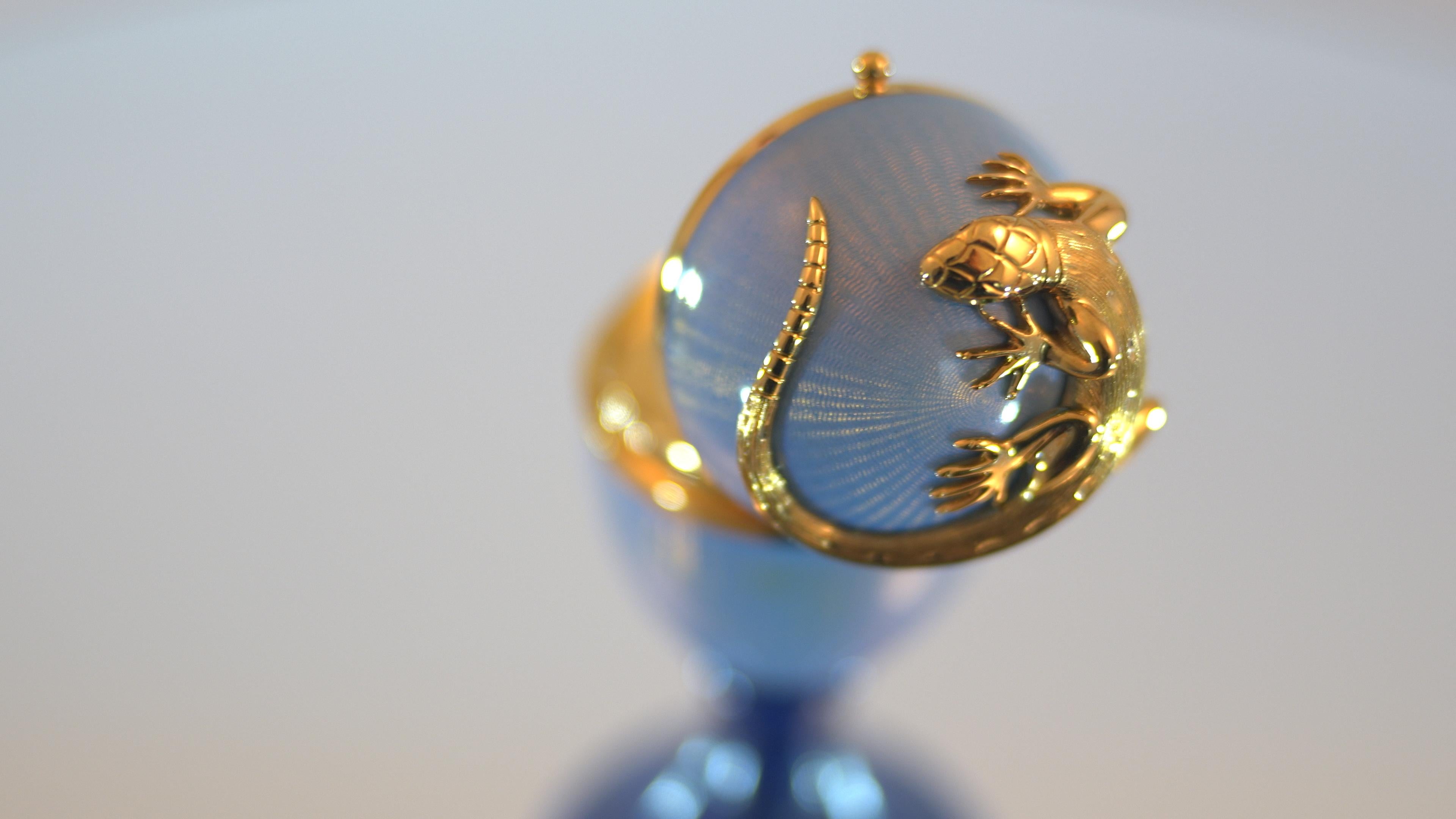 Fabergé Lizard-Egg, 18k Gold, Blue Guilloché Enamel, Diamonds, Emeralds, Lapis For Sale 6