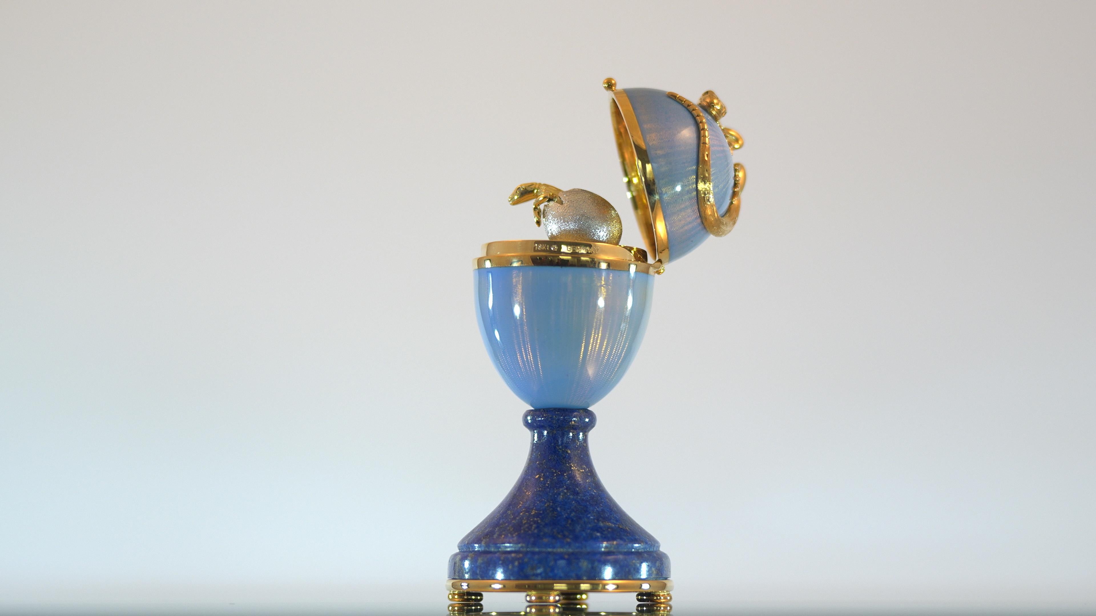 Fabergé Lizard-Egg, 18k Gold, Blue Guilloché Enamel, Diamonds, Emeralds, Lapis For Sale 7