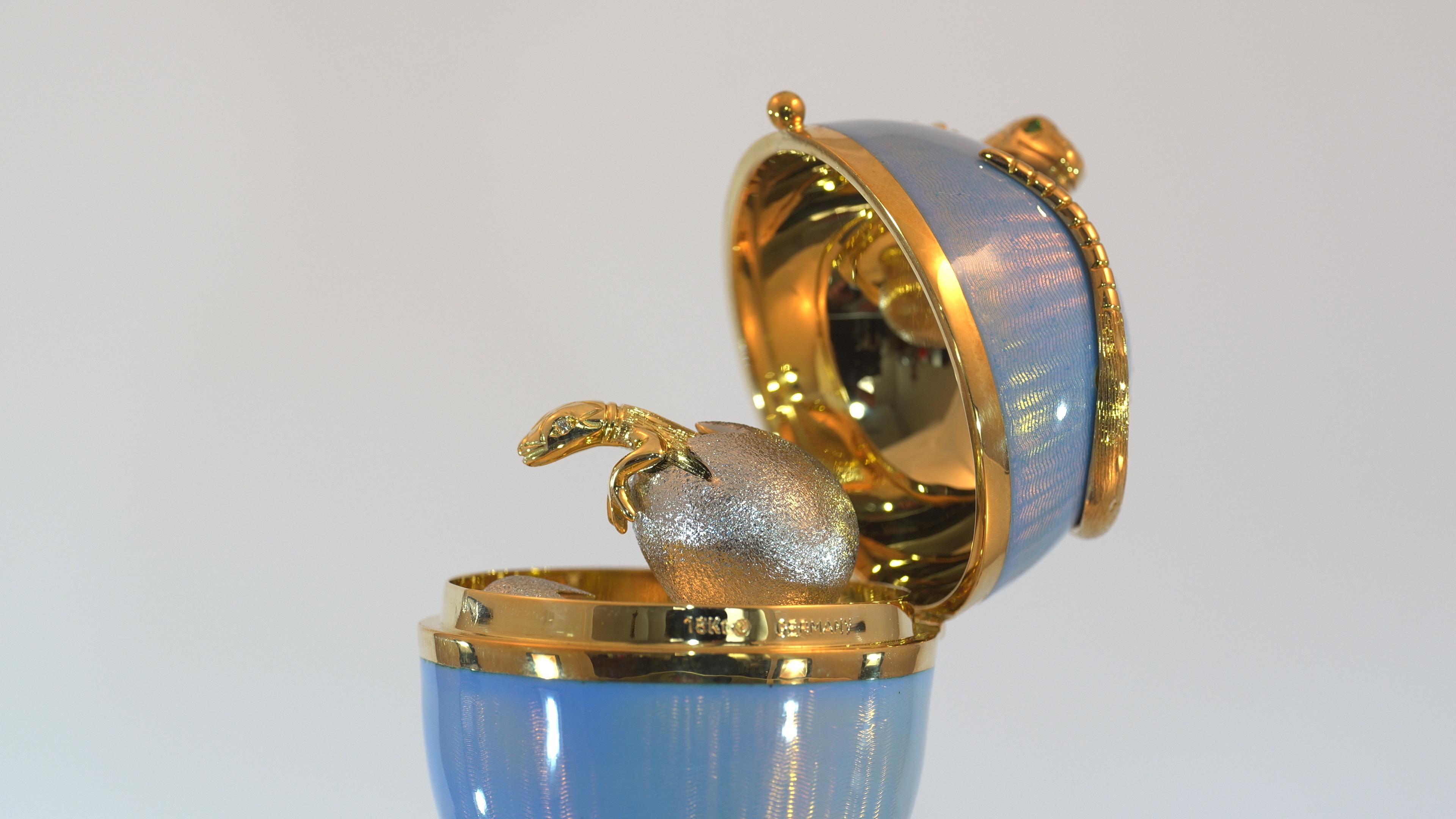 Fabergé Lizard-Egg, 18k Gold, Blue Guilloché Enamel, Diamonds, Emeralds, Lapis For Sale 8
