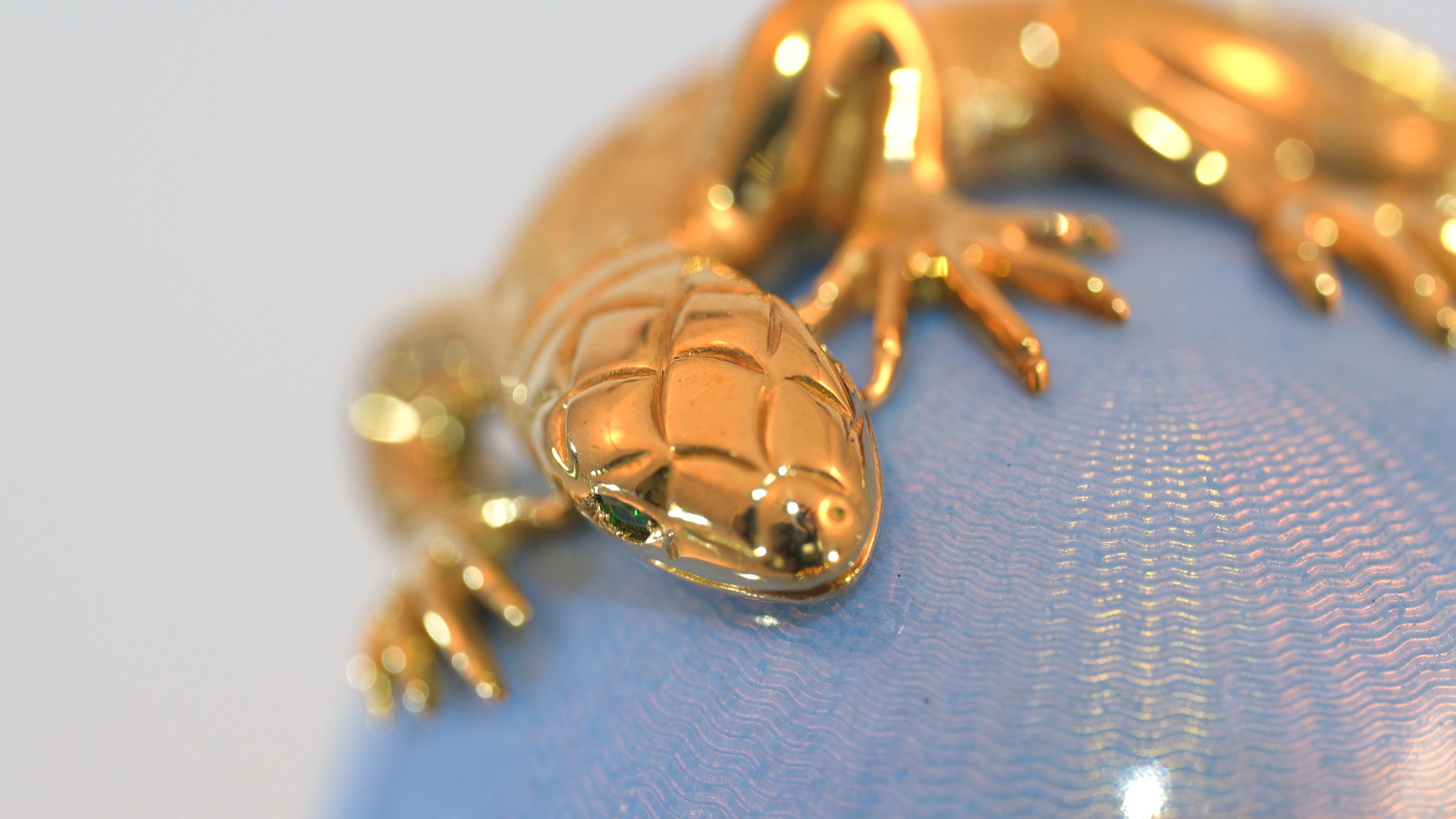 Fabergé Lizard-Egg, 18k Gold, Blue Guilloché Enamel, Diamonds, Emeralds, Lapis For Sale 11