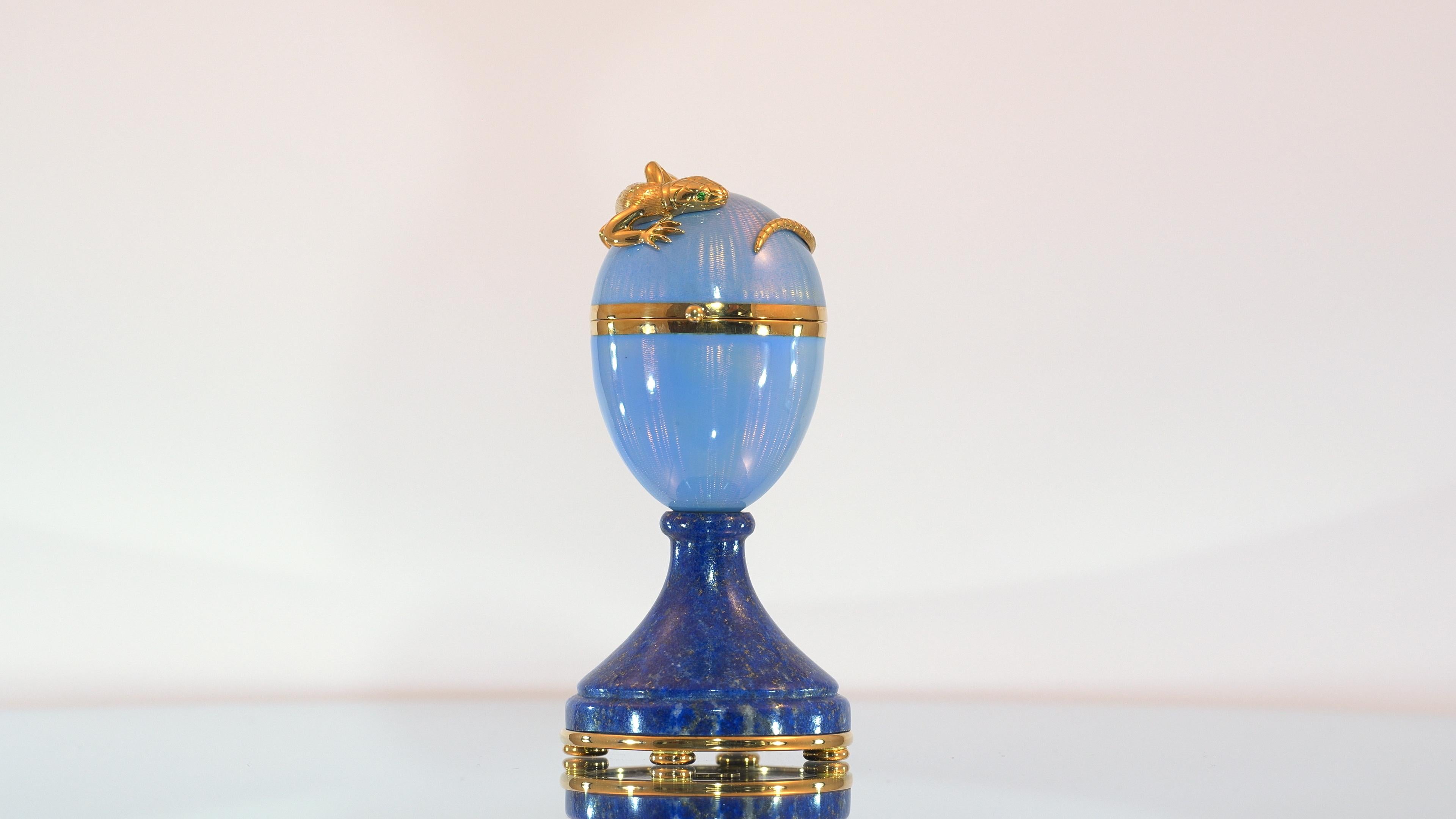 Fabergé Lizard-Egg, 18k Gold, Blue Guilloché Enamel, Diamonds, Emeralds, Lapis For Sale 12