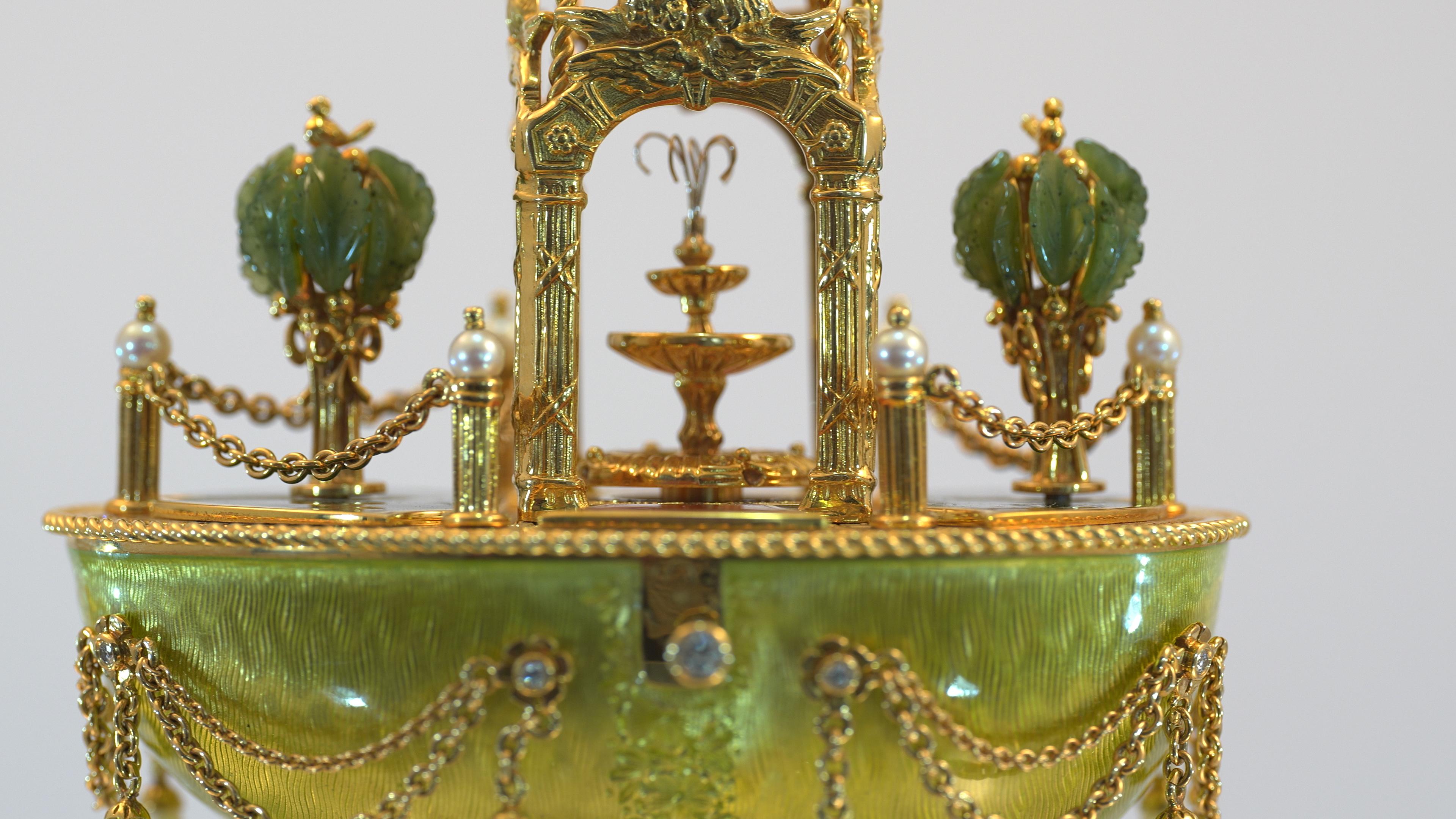 Fabergé Meissen Egg, Gold, Enamel, Diamonds, Gemstones, Porcelain, Music Box For Sale 2