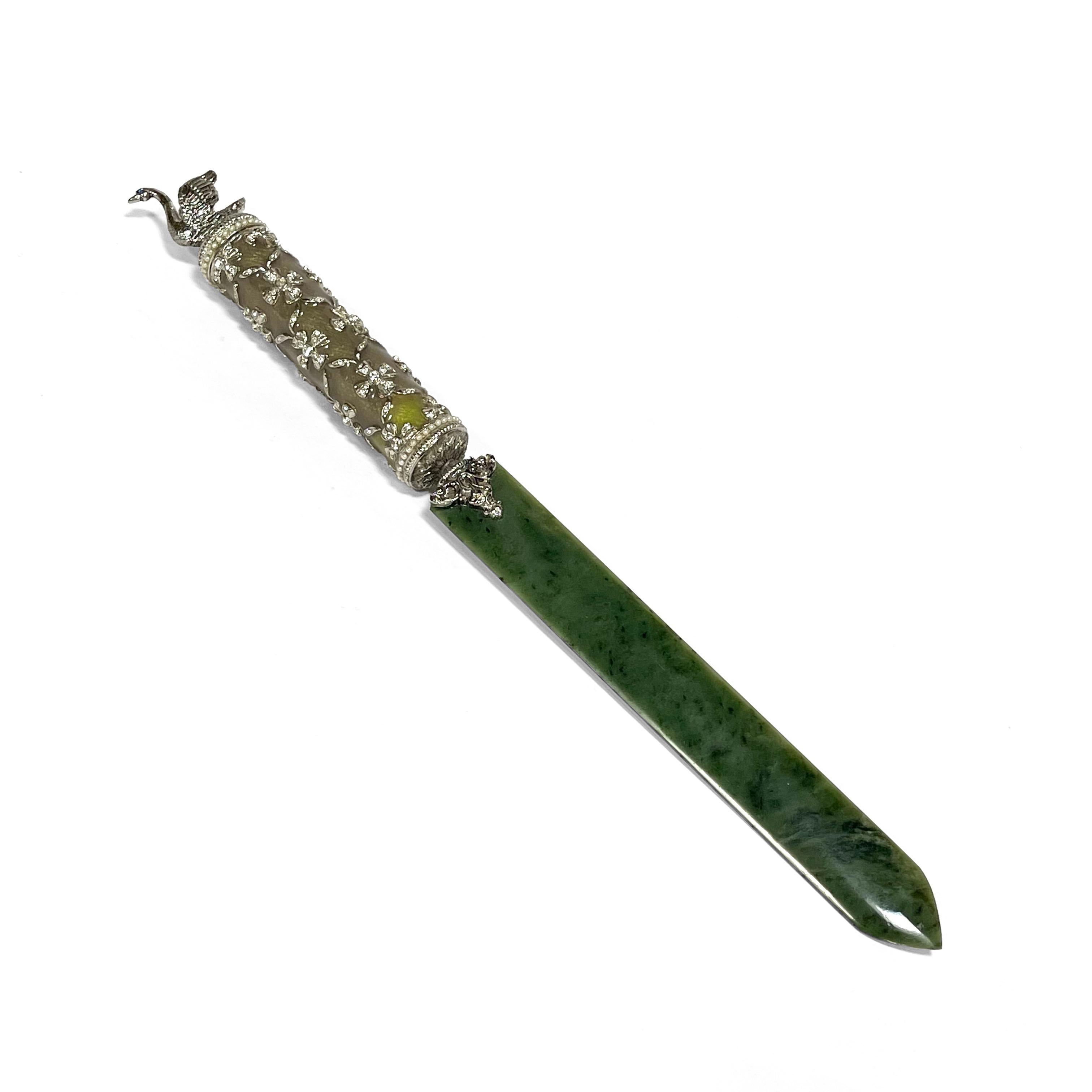 Dieser hübsche Brieföffner von Fabergè hat alle Merkmale ihres charakteristischen Stils. Ein verzierter Griff mit einem Schwan an der Spitze ist mit einer absolut atemberaubenden Klinge aus geschnitzter und polierter grüner Jade verbunden.

11,5