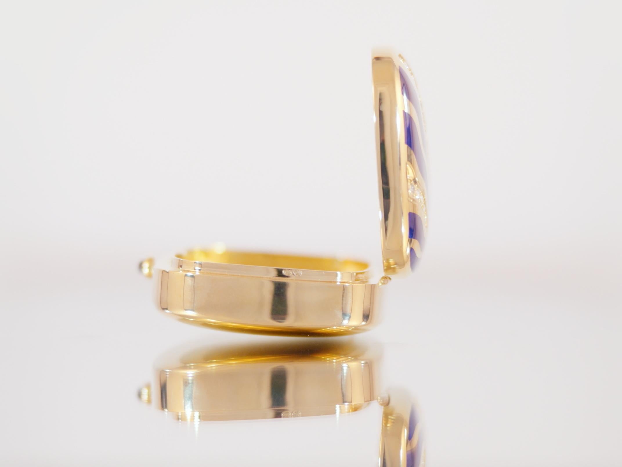 Belle Époque Boîte à pilules Fabergé, or jaune 18k, émail bleu guilloché, 51 diamants, saphir en vente