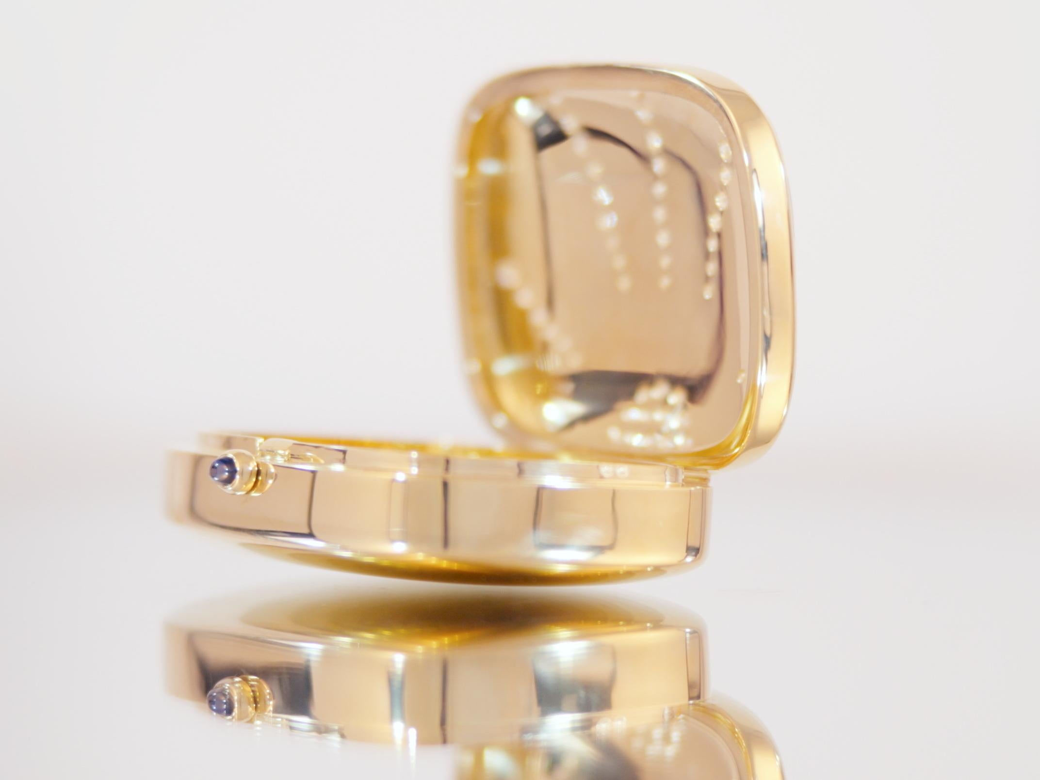 Taille brillant Boîte à pilules Fabergé, or jaune 18k, émail bleu guilloché, 51 diamants, saphir en vente
