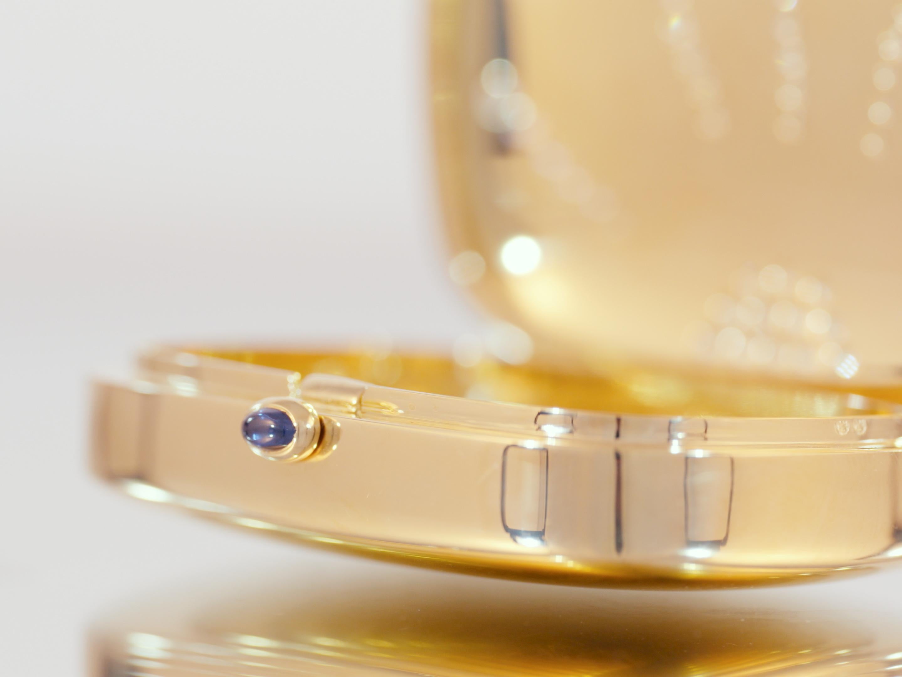 Boîte à pilules Fabergé, or jaune 18k, émail bleu guilloché, 51 diamants, saphir Excellent état - En vente à Pforzheim, DE