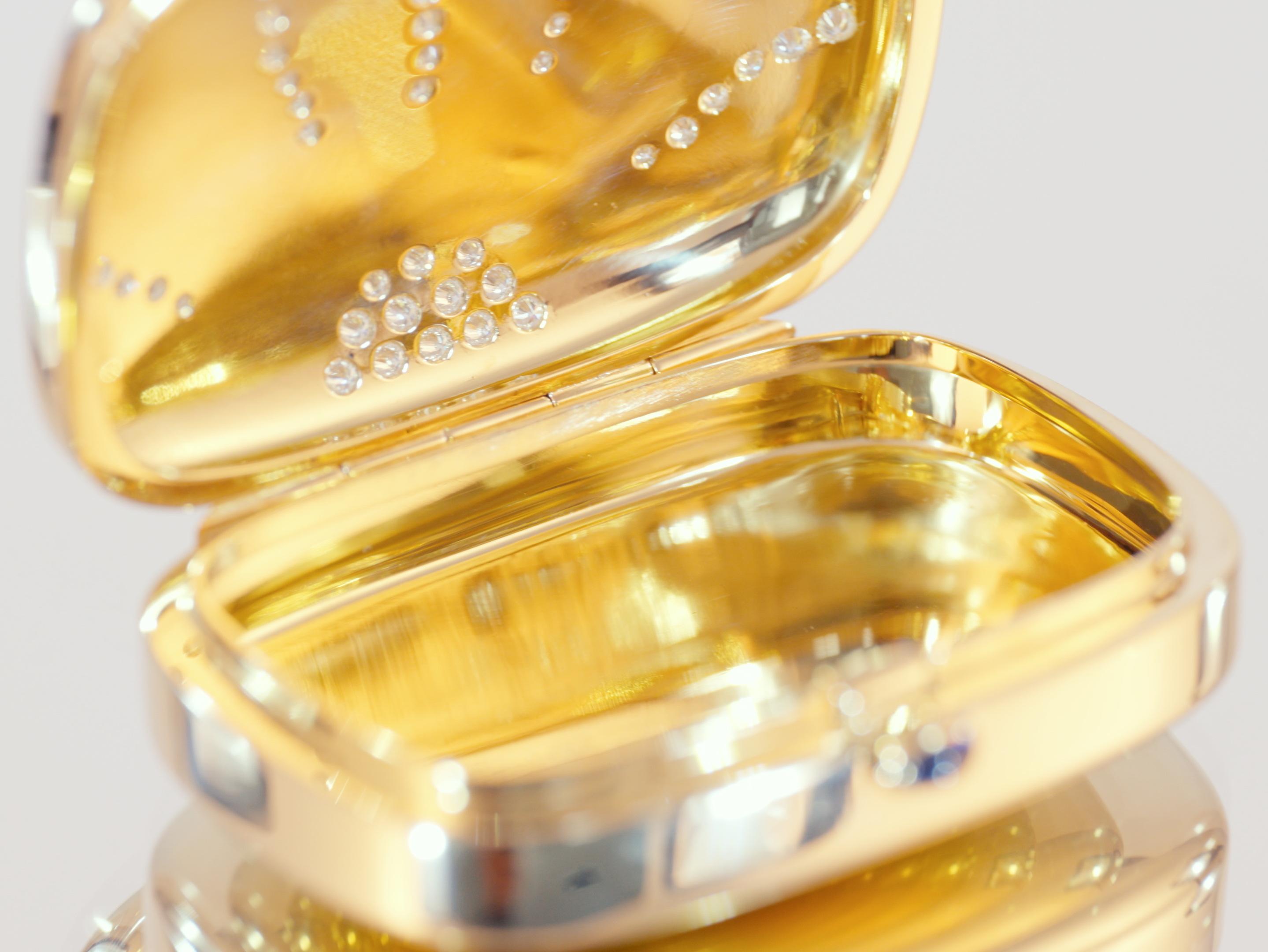 Boîte à pilules Fabergé, or jaune 18k, émail bleu guilloché, 51 diamants, saphir Unisexe en vente