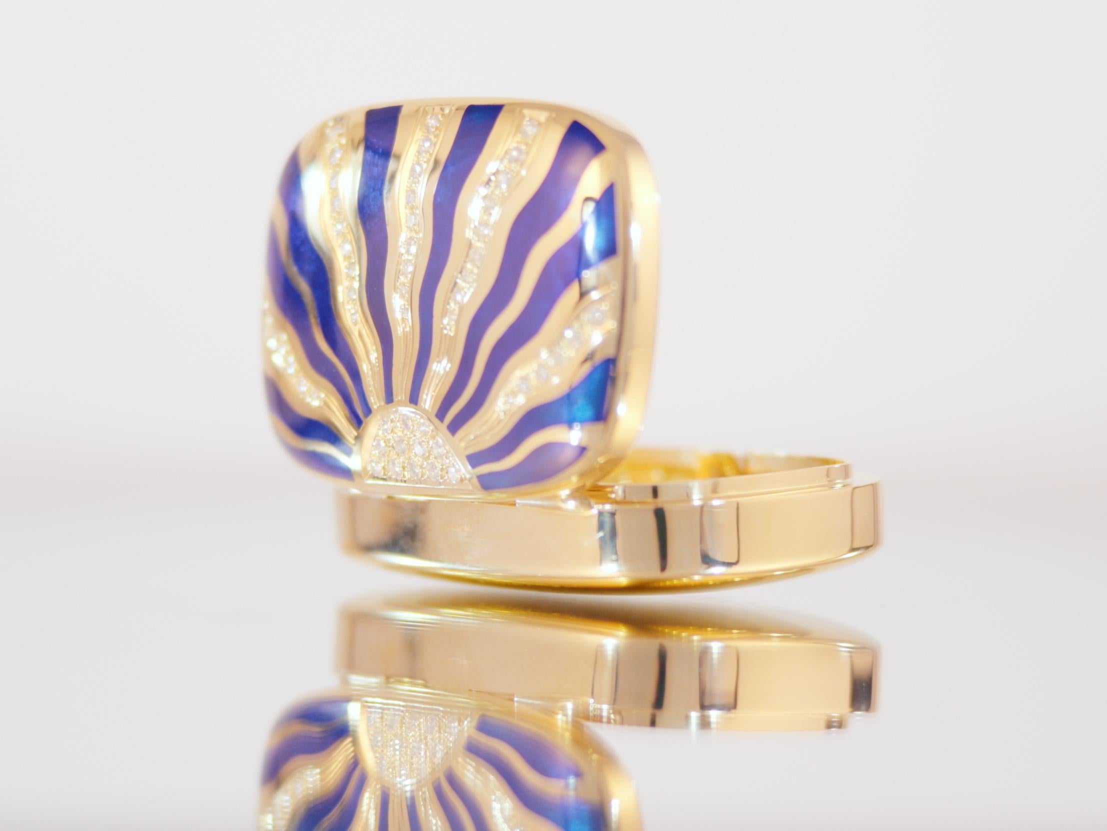 Boîte à pilules Fabergé, or jaune 18k, émail bleu guilloché, 51 diamants, saphir en vente 1