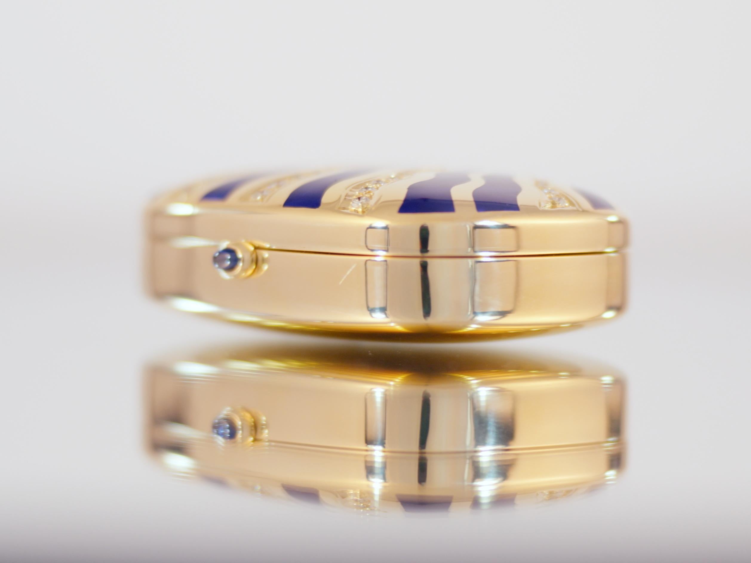 Boîte à pilules Fabergé, or jaune 18k, émail bleu guilloché, 51 diamants, saphir en vente 2