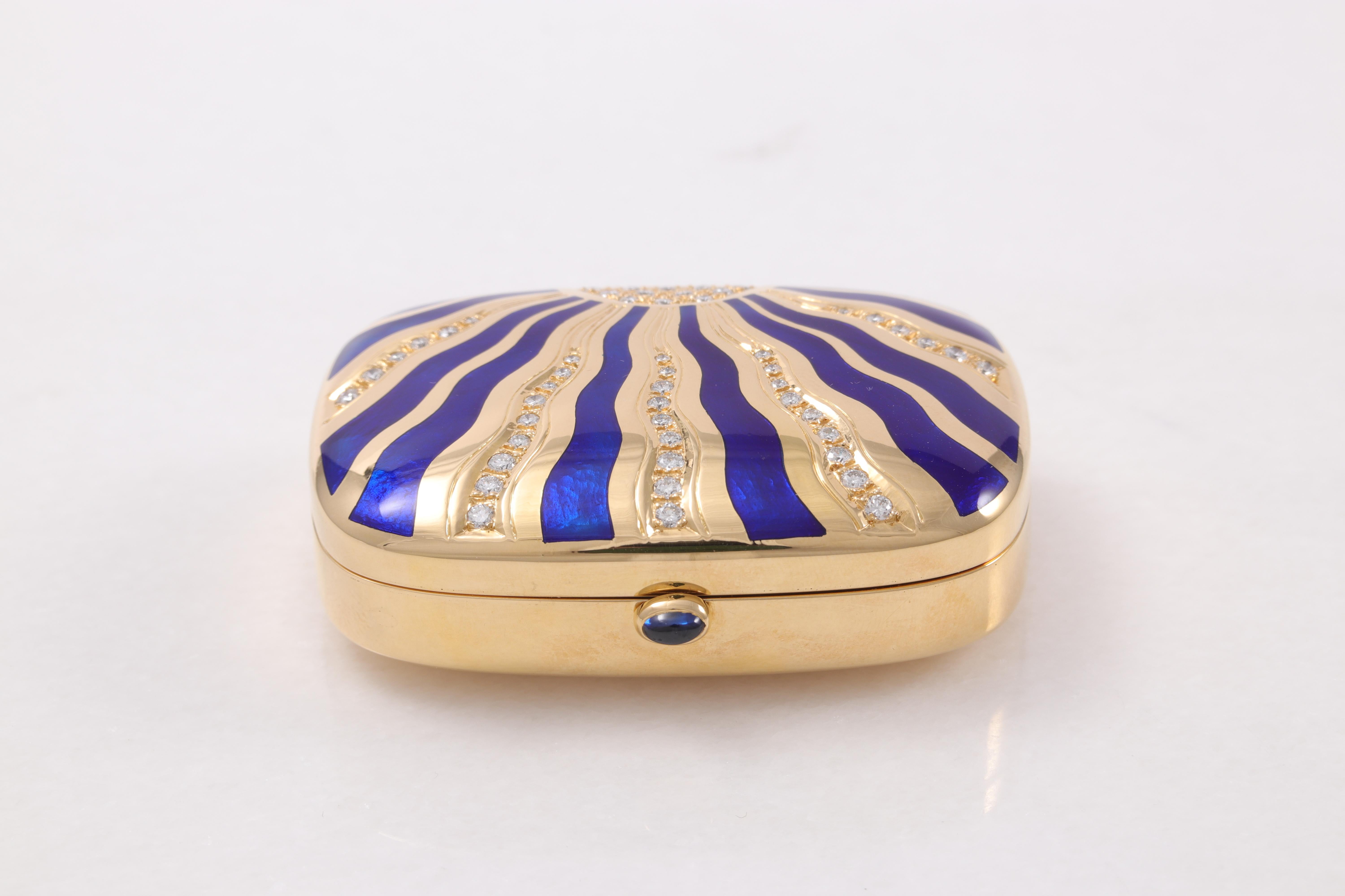 Fabergé Pillendose, 18k Gelbgold, blaue Guilloche-Emaille, 51 Diamanten, Saphir