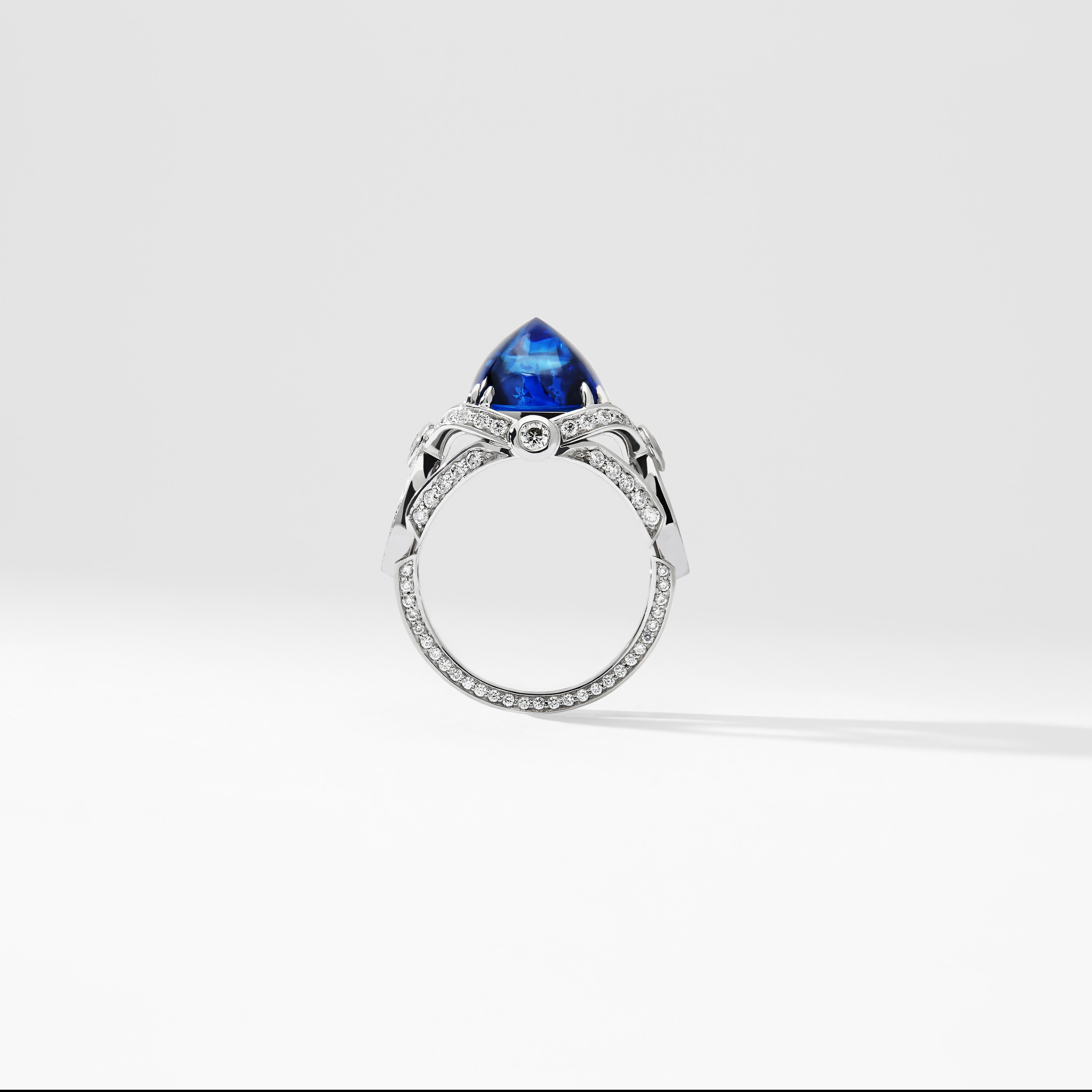 Taille ronde Bague Fabergé en platine, 11,21 cts de saphir bleu royal Sugarloaf et diamant blanc en vente